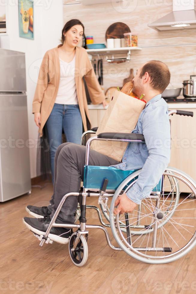 homme handicapé en fauteuil roulant avec des produits frais photo