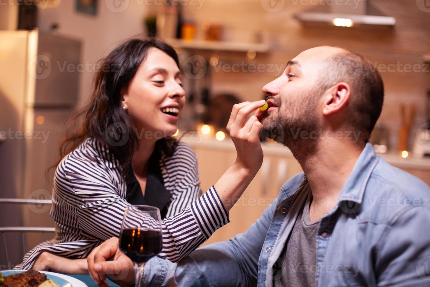 femme nourrissant son mari avec des raisins photo