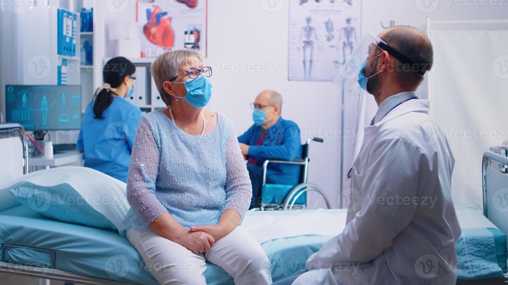 deux personnes âgées chez le médecin photo