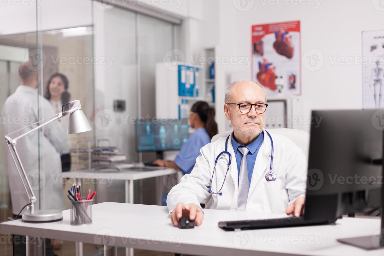 médecin spécialiste principal rédigeant un rapport scientifique photo