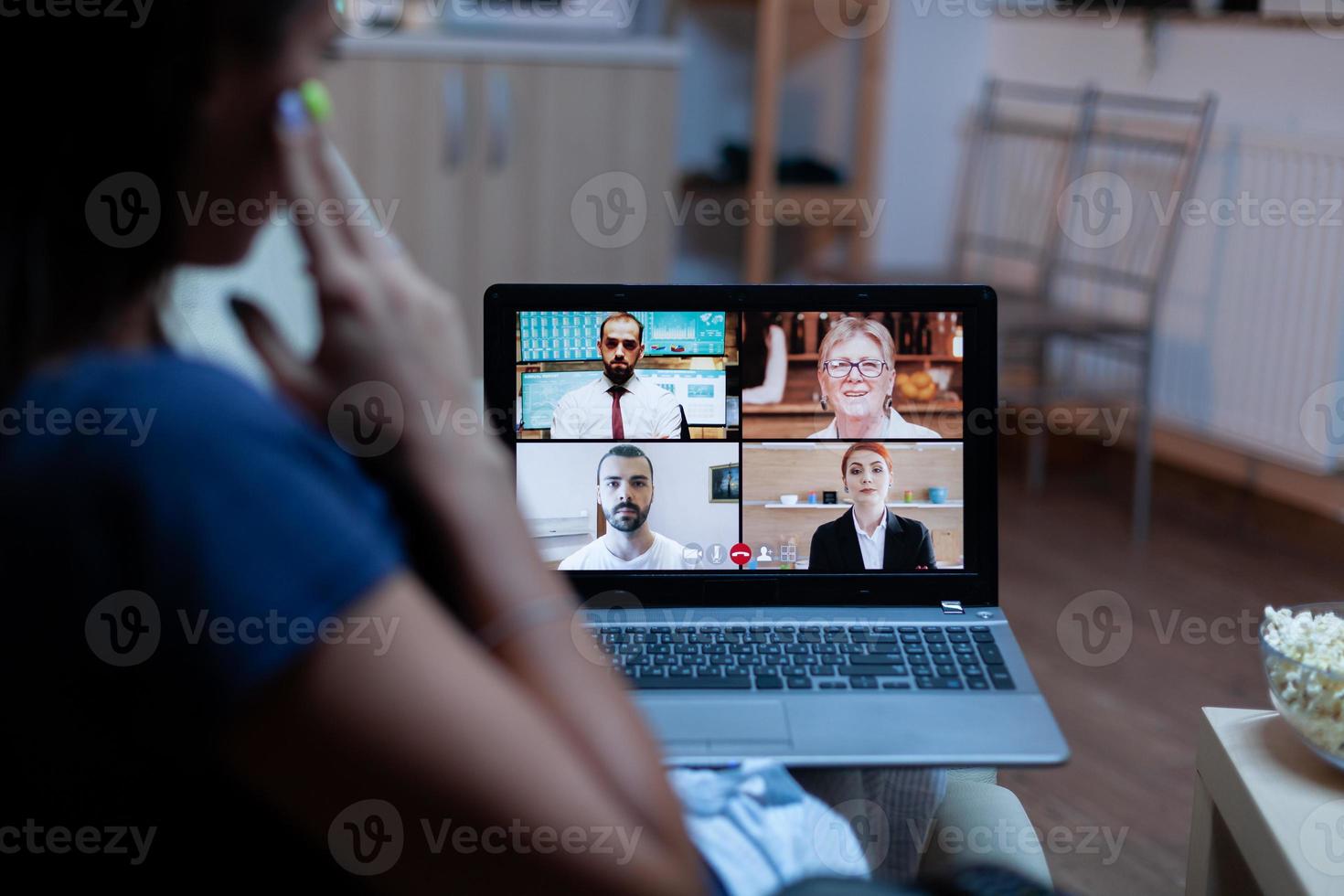 indépendant ayant une vidéoconférence avec l'équipe photo