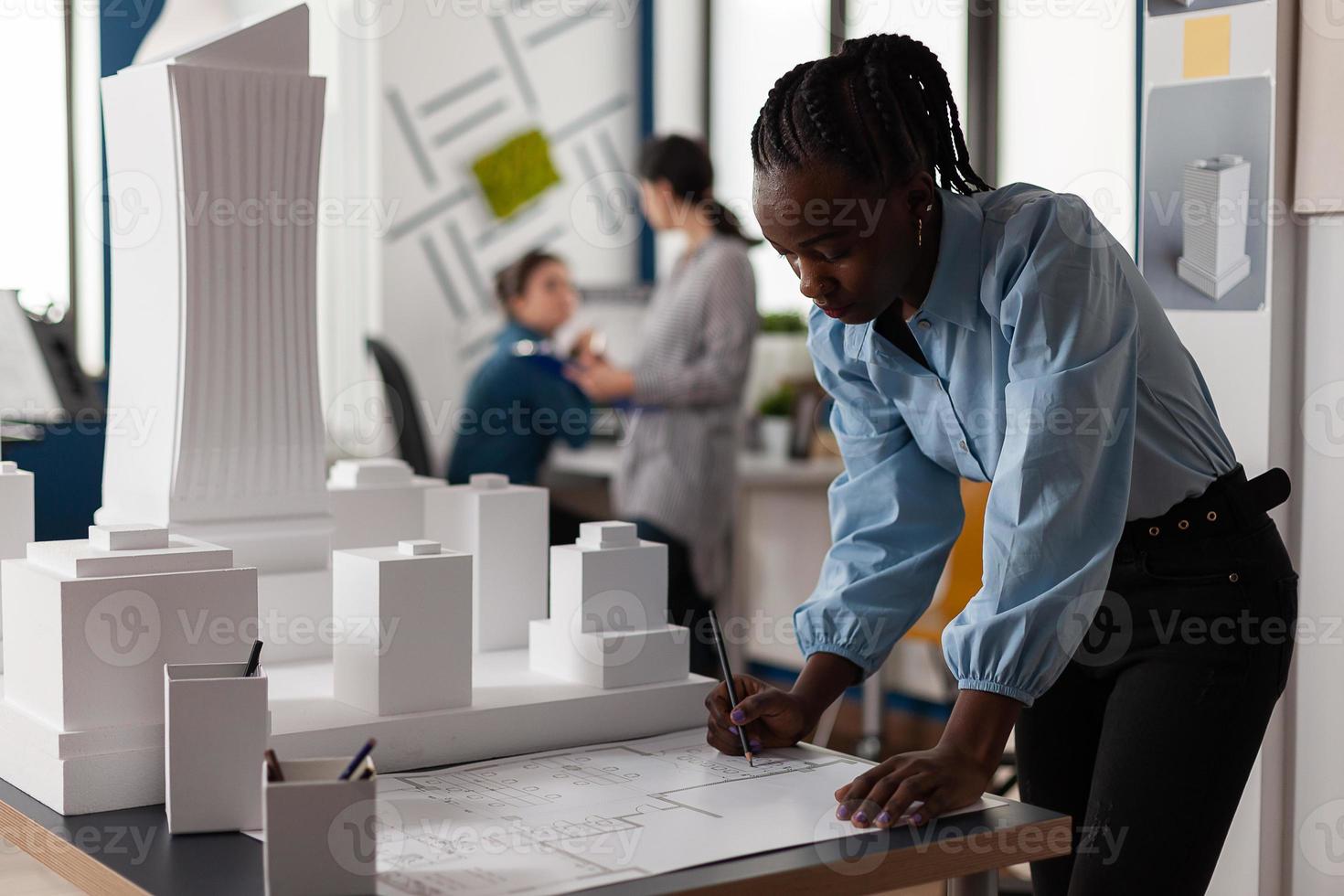 femme d'affaires afro-américaine au bureau d'architecture photo