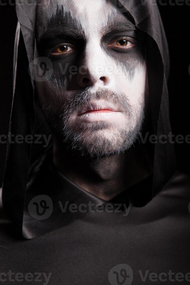 Close up portrait of grim reaper isolé sur fond noir photo