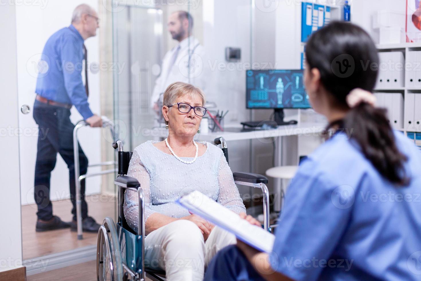 femme handicapée écoute infirmière photo