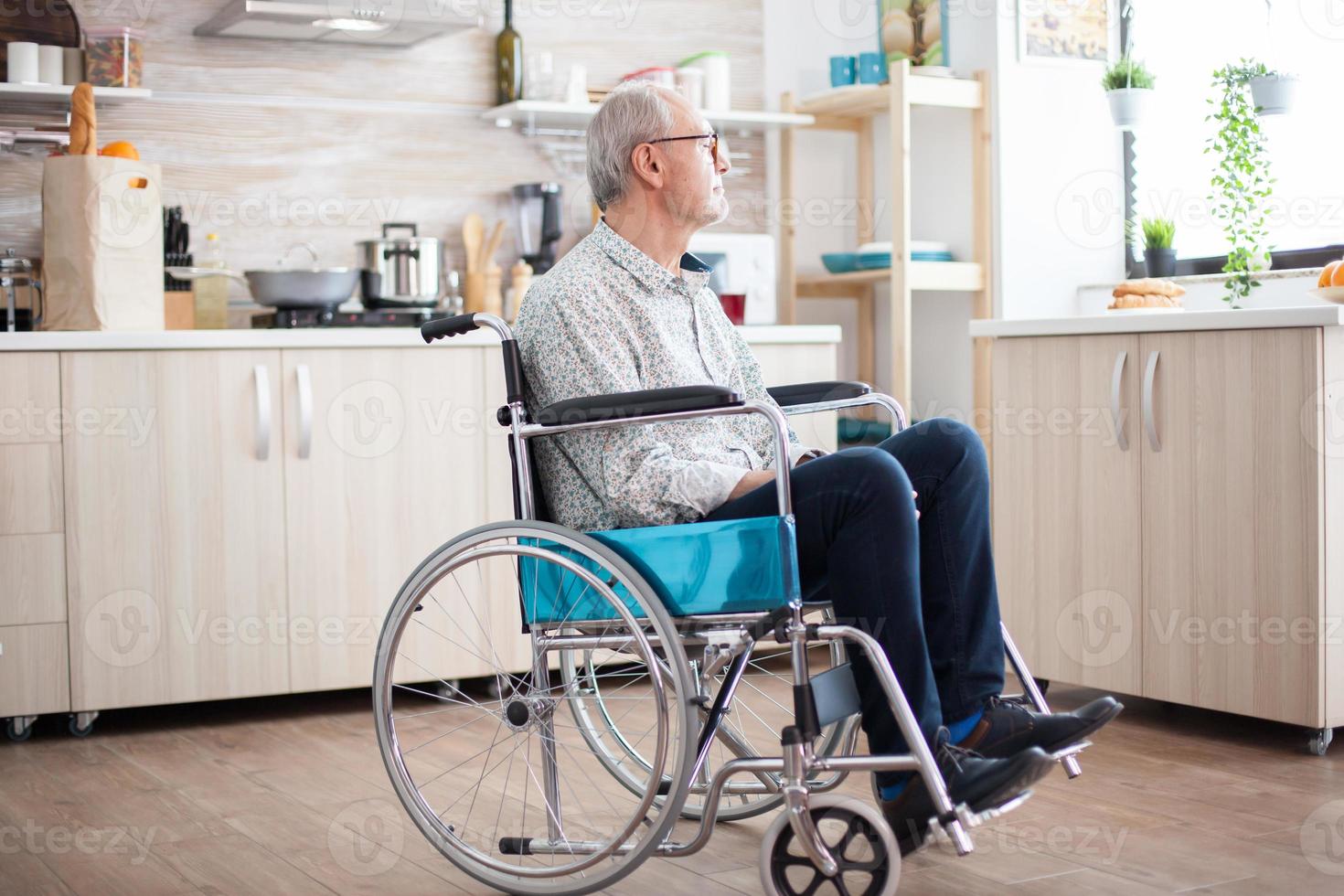 homme senior handicapé en fauteuil roulant photo