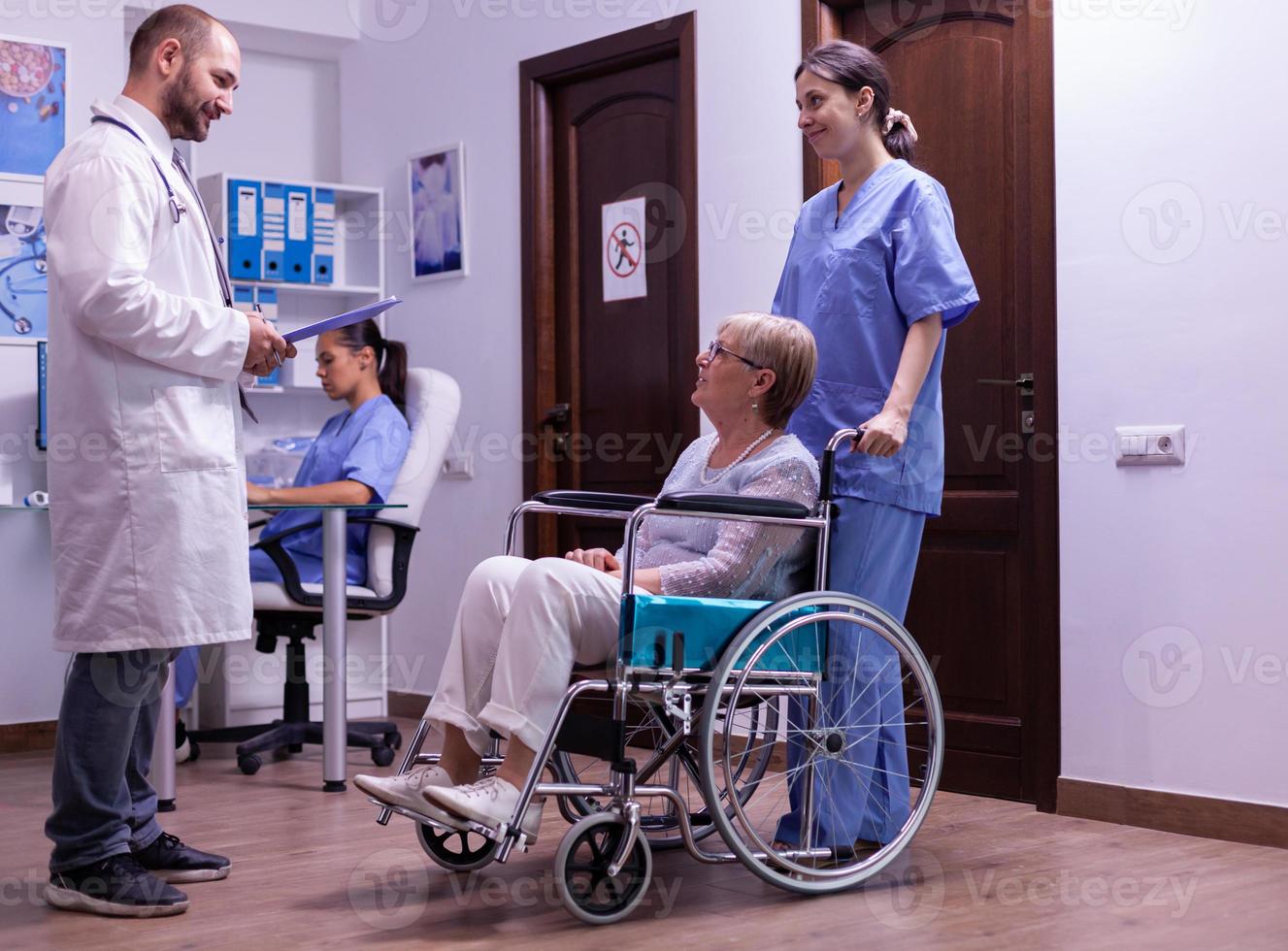 médecin spécialiste discutant du diagnostic et du traitement de récupération avec une personne âgée handicapée photo