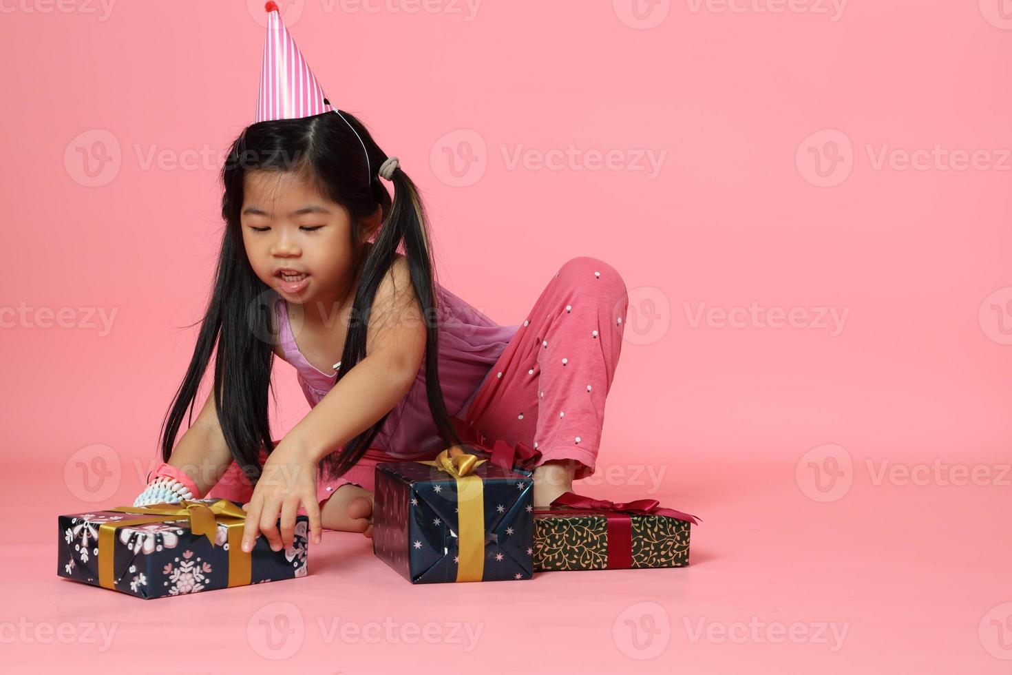 fille avec cadeau photo