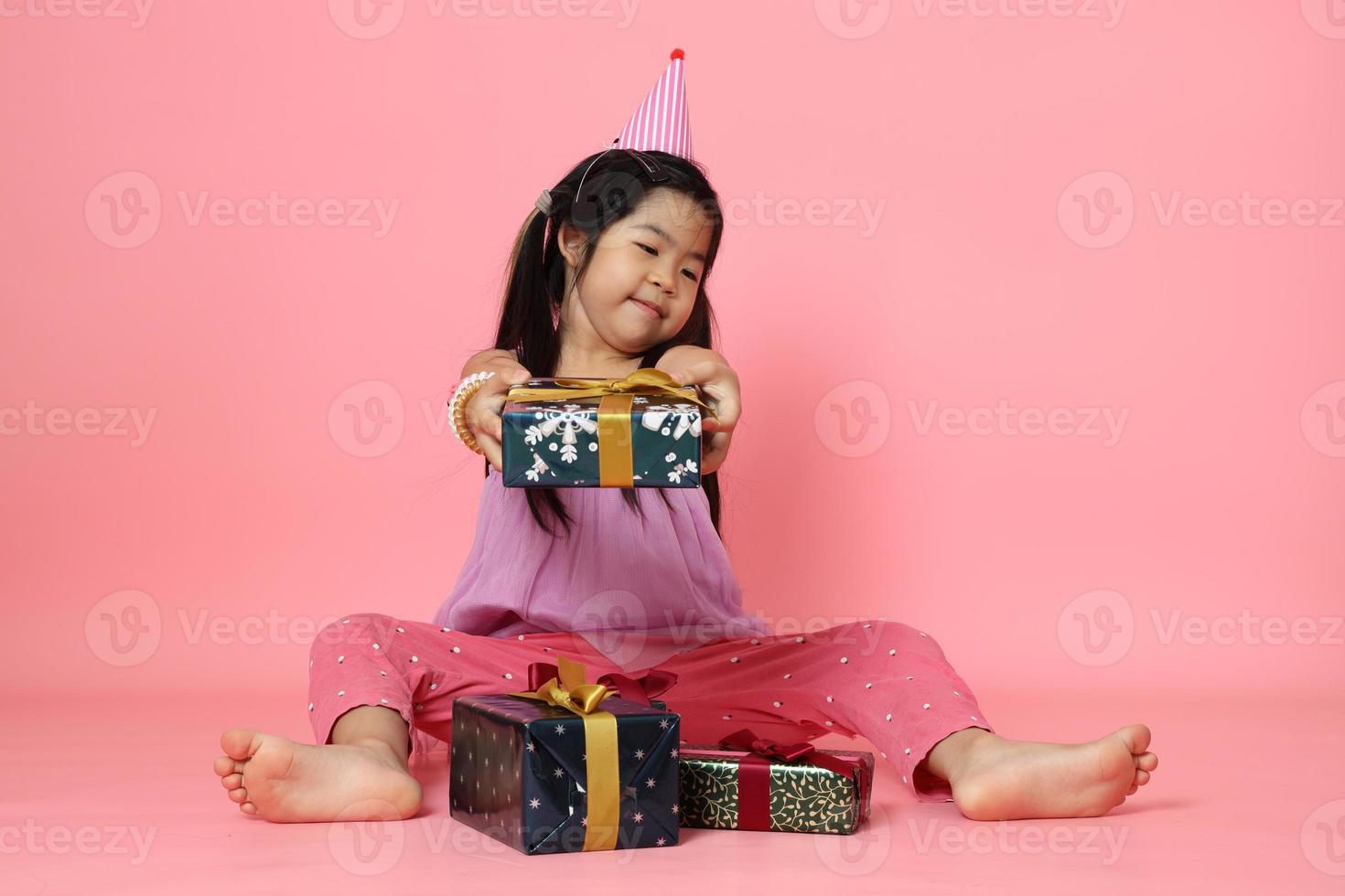 fille avec cadeau photo