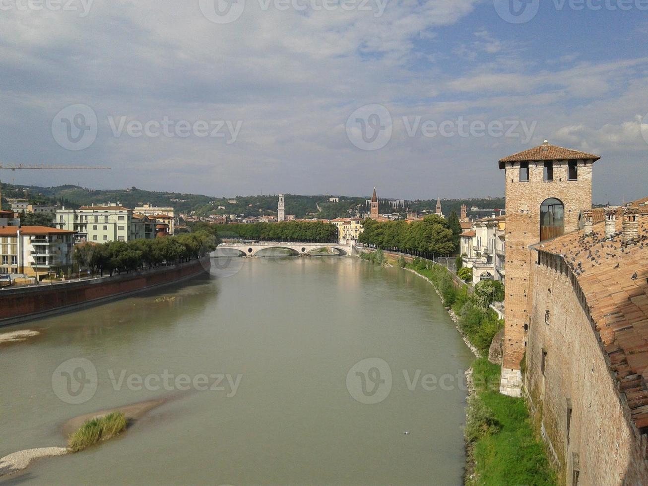 panorama sur le fleuve adige à vérone photo