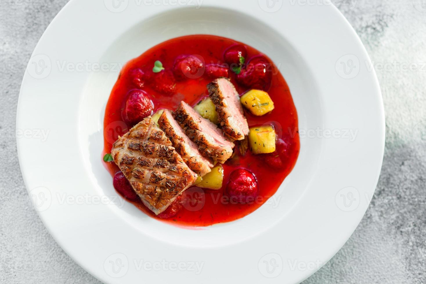 steak de filet de canard à la fraise caramélisée photo