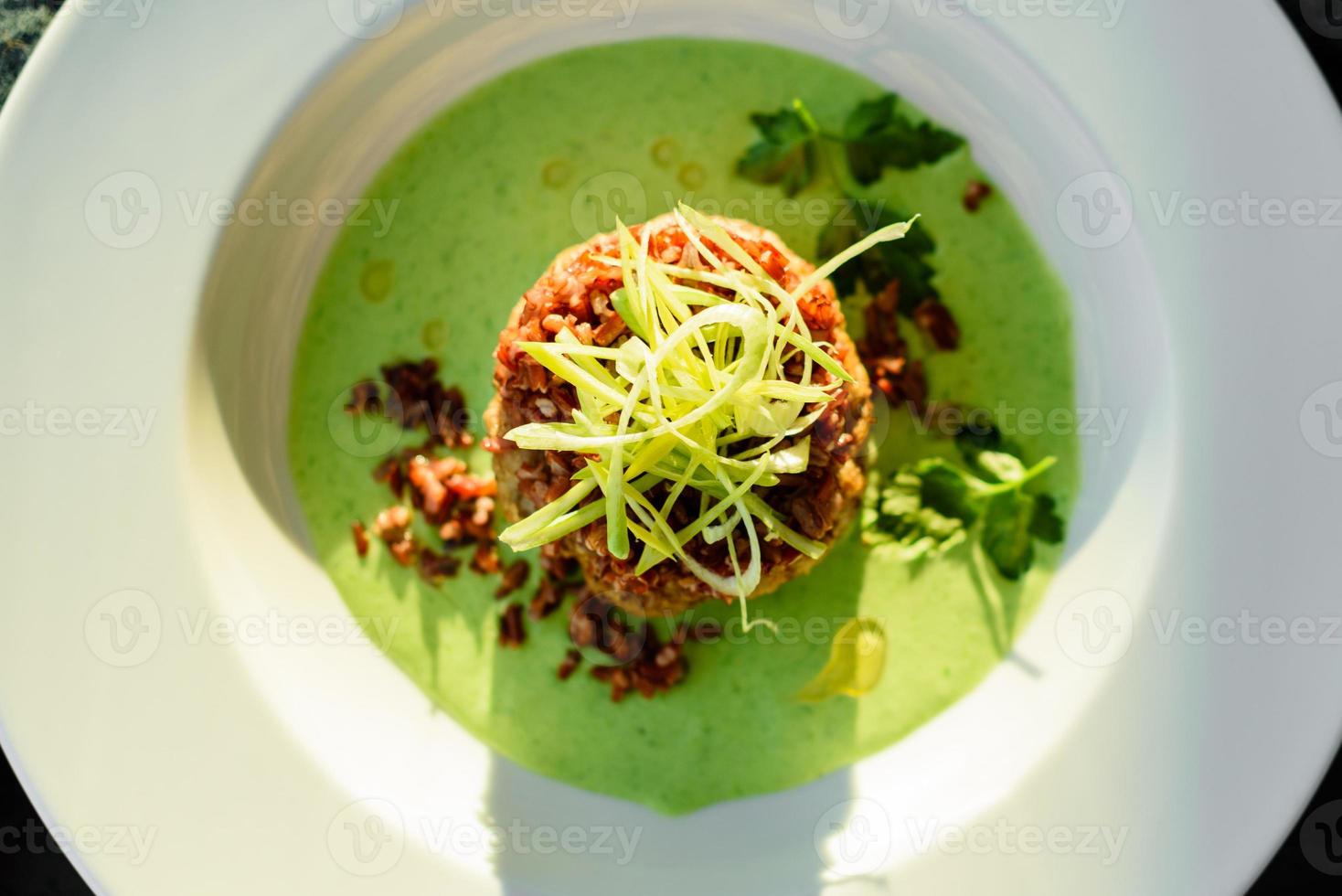 plat de viande avec riz, tranches d'oignons et sauce photo