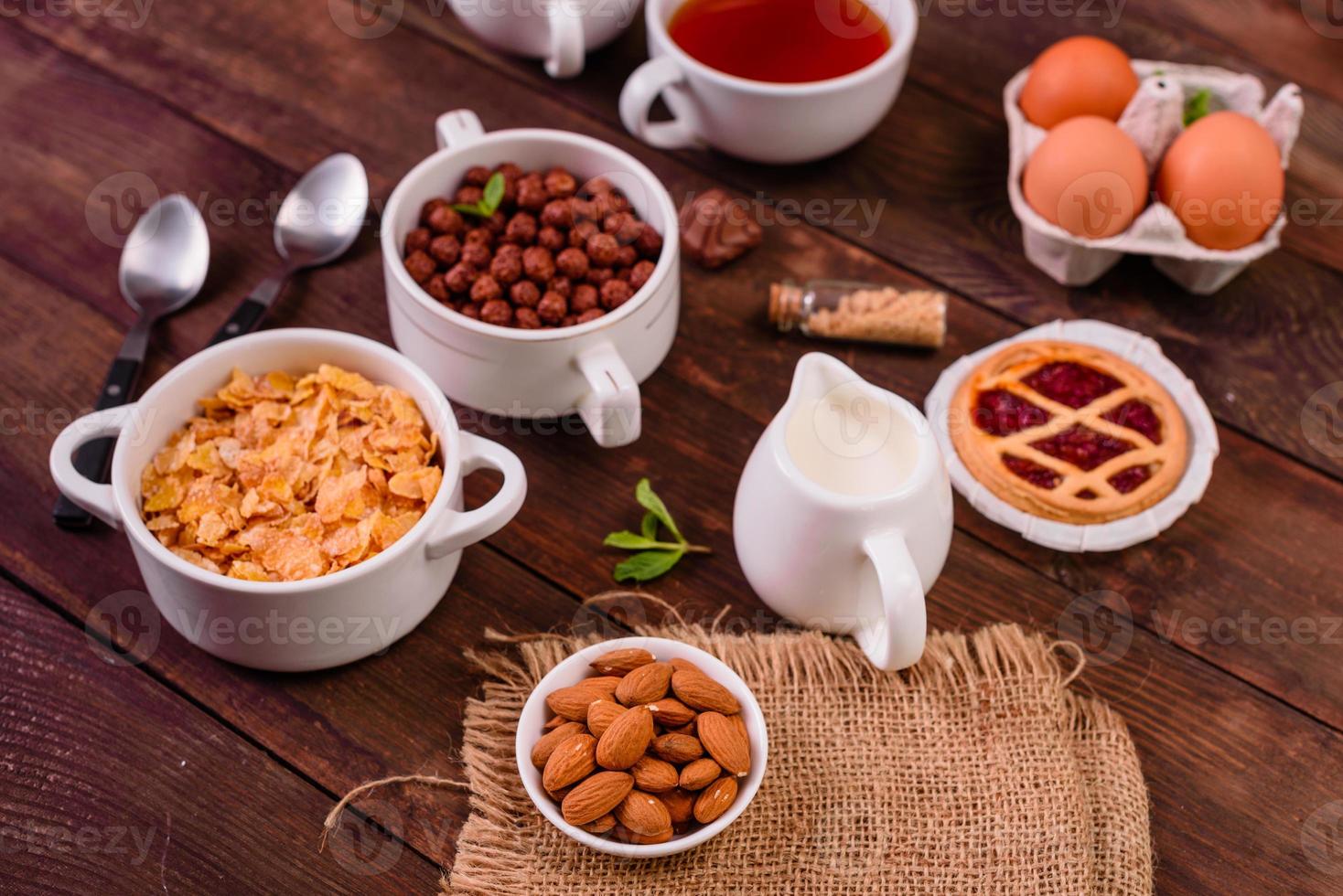 petit-déjeuner savoureux et nutritif avec granola, céréales et noix. nourriture saine photo