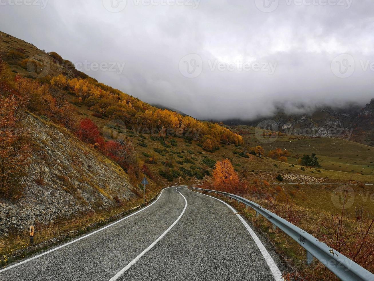 route de montagne en automne dans les abruzzes, italie photo