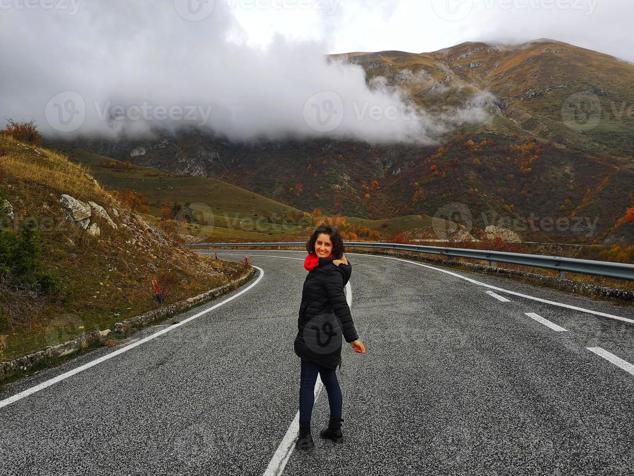 belle touriste en route de montagne, italie photo