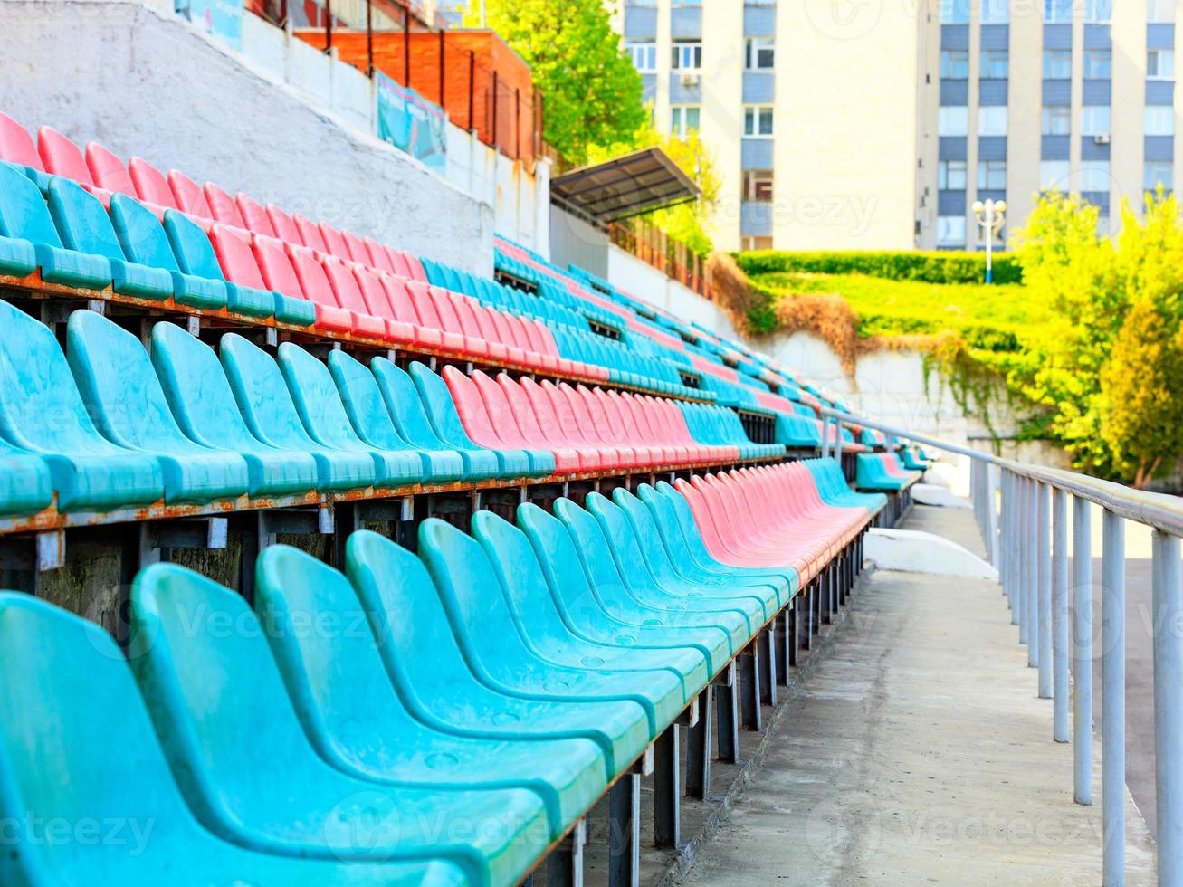 les rangées rythmées de sièges de l'ancien stade. photo