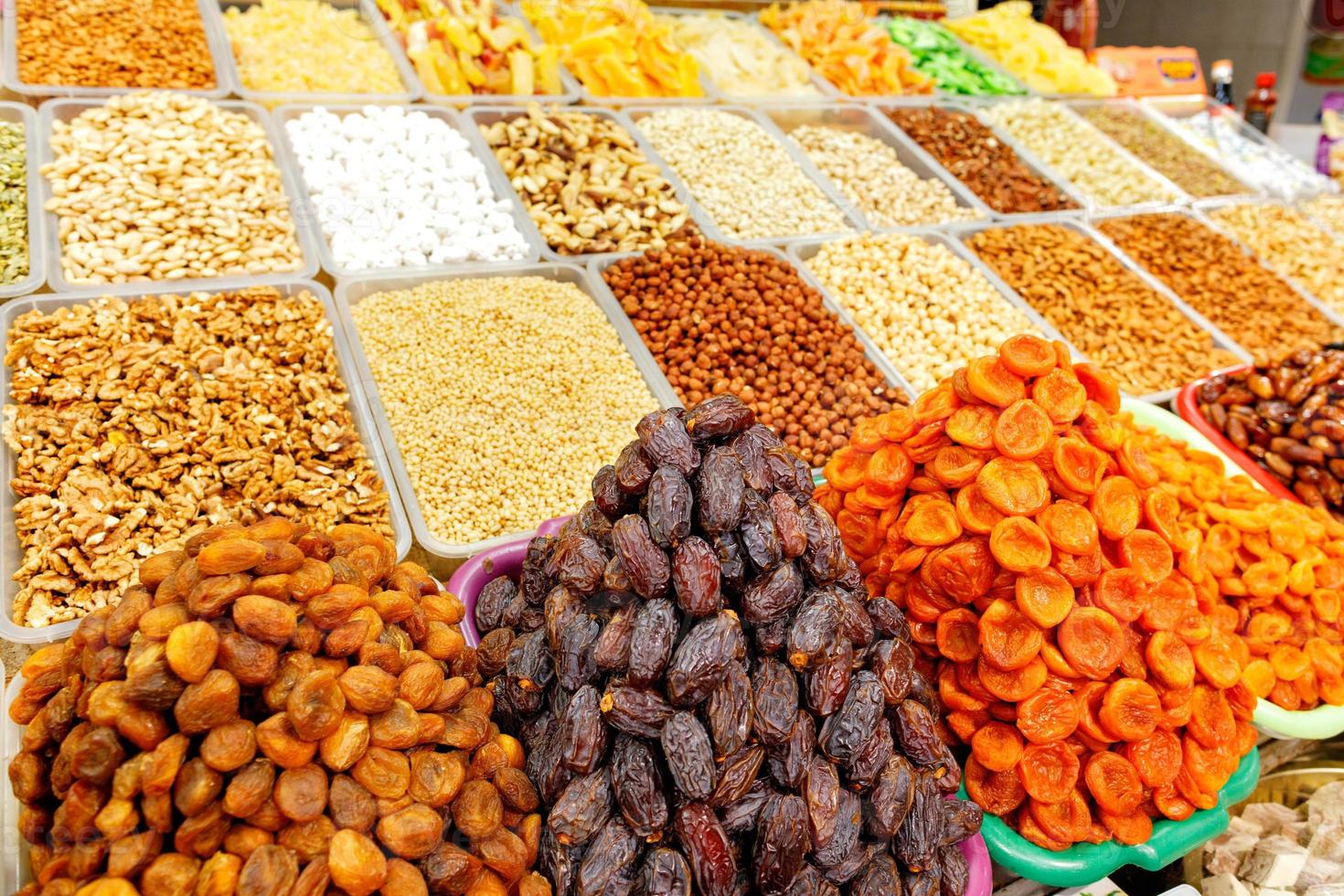 dattes, abricots secs, amandes, noisettes, noix, noix de cajou sont vendus sur le marché. photo