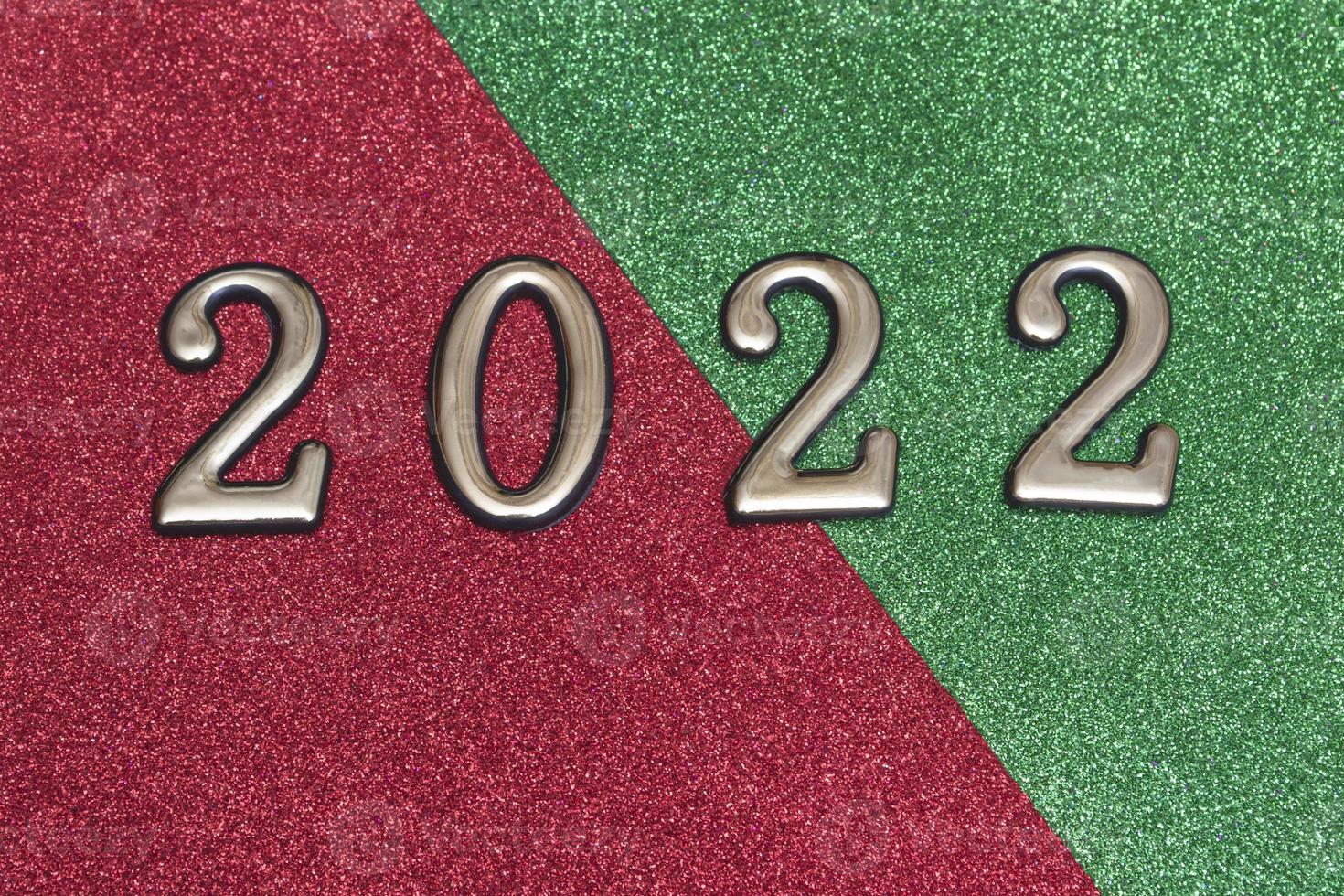 nombres d'or 2022 sur un fond vert et rouge brillant. photo