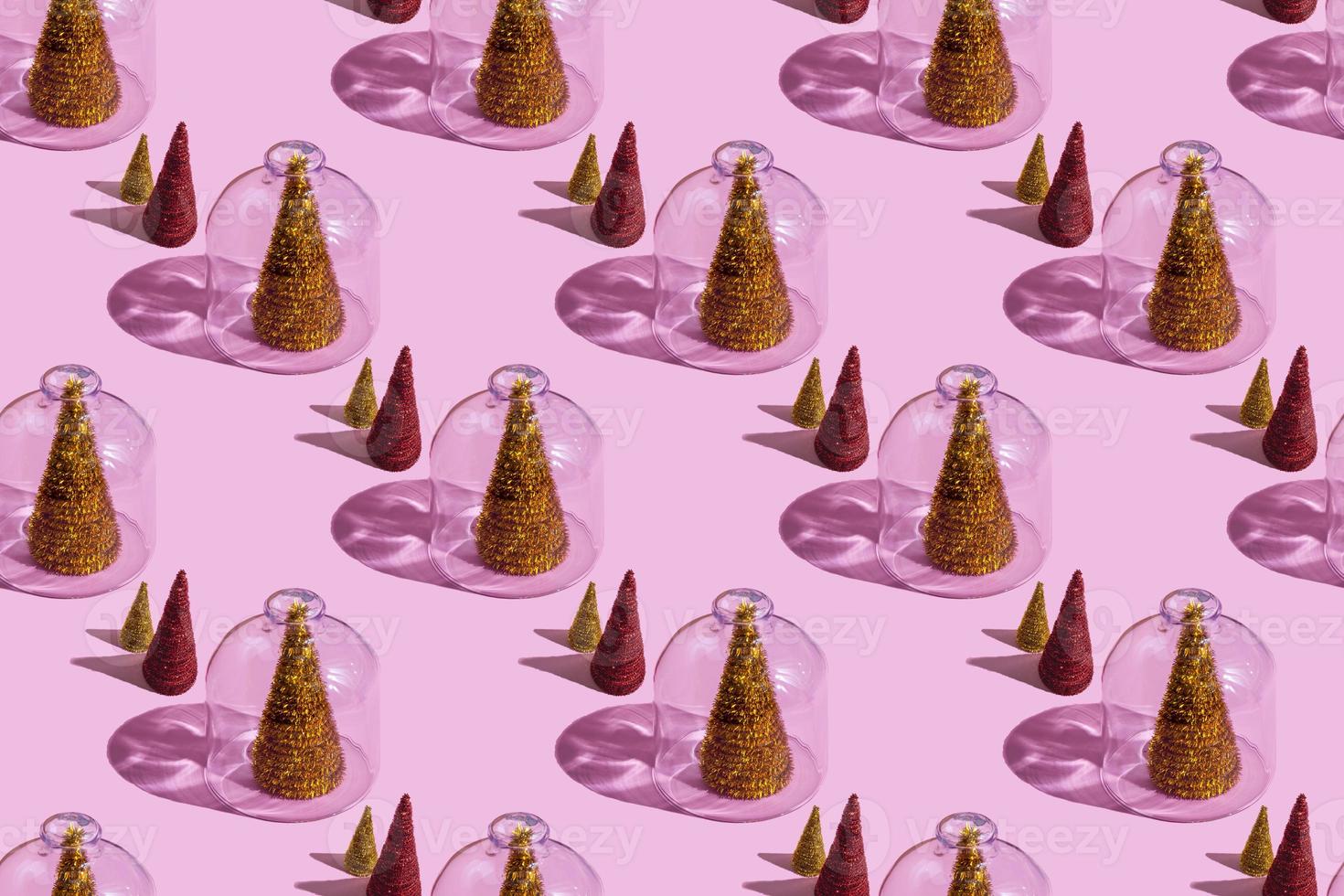 arbre de noël sous verre sur fond rose. concepts de noël avec espace de copie. concept de nouvel an et de noël en quarantaine. échantillon de quarantaine. photo