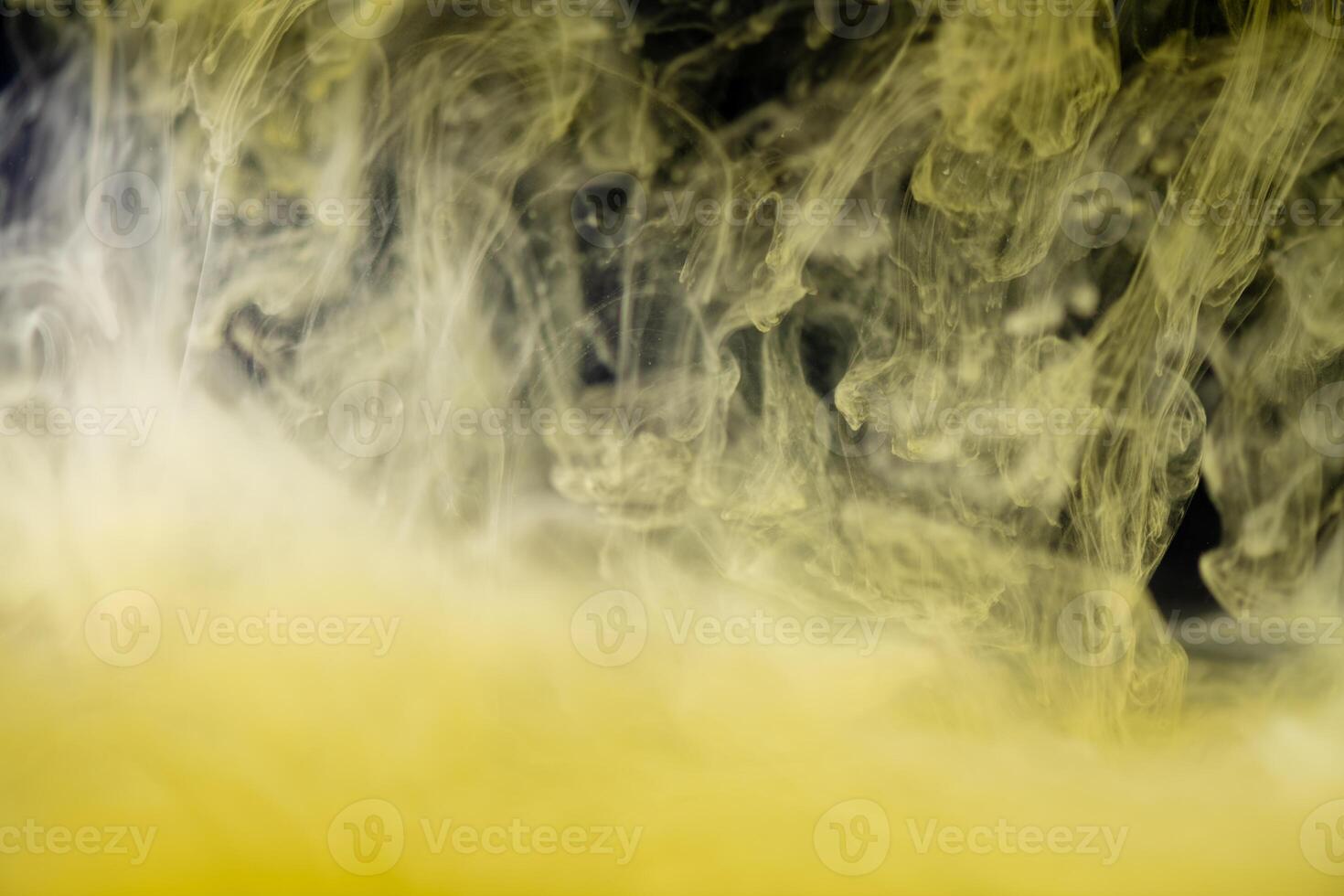 des nuages de Jaune fumée sur une noir arrière-plan, des nuages de peindre dans eau, aquarium, abstrait arrière-plan, texture photo