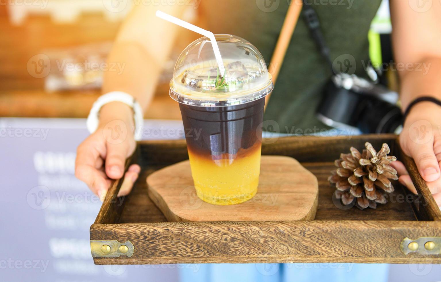 servi mélange de café noir sirop d'orange pétillant - americano glacé café glacé avec jus d'orange citron et soda photo