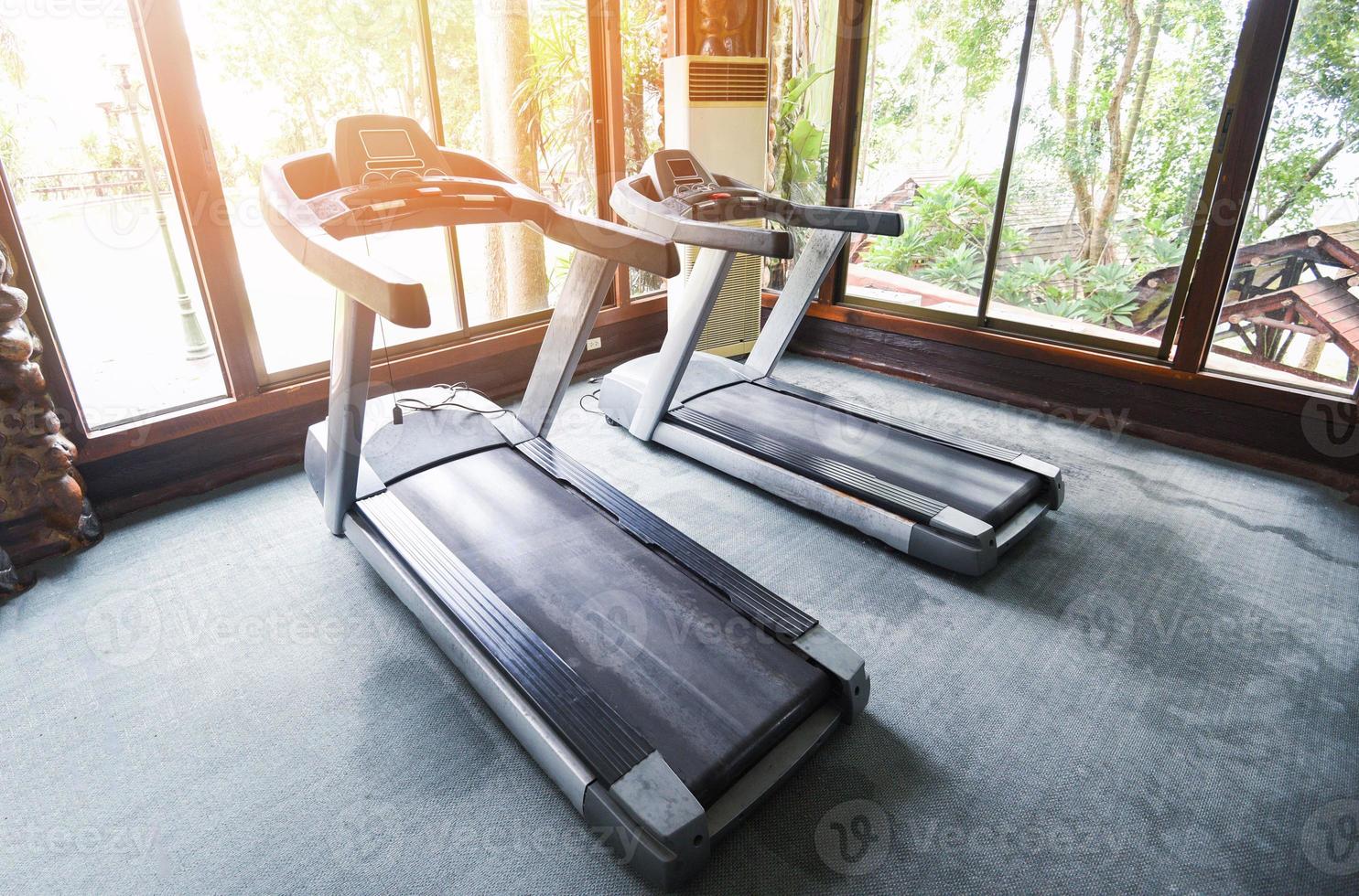 salle de fitness avec tapis roulants machine de course équipement de sport dans la salle de gym pour l'exercice, club de fitness photo