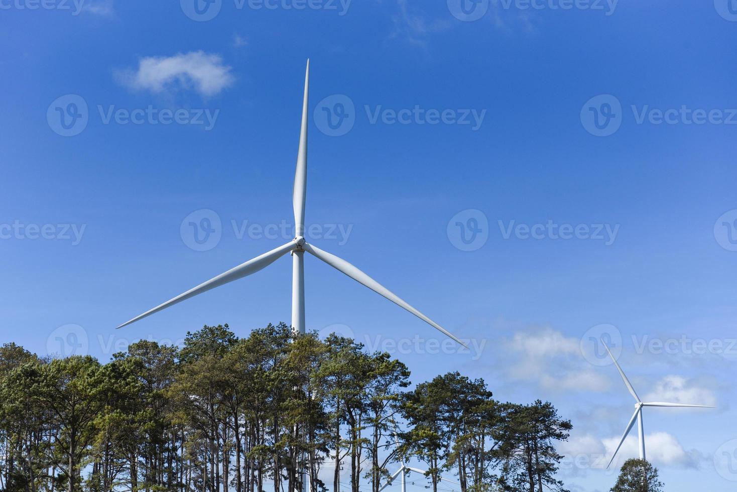 paysage d'éoliennes, énergie naturelle, concept d'énergie écologique verte à l'arrière-plan de ciel bleu de la ferme d'éoliennes. photo