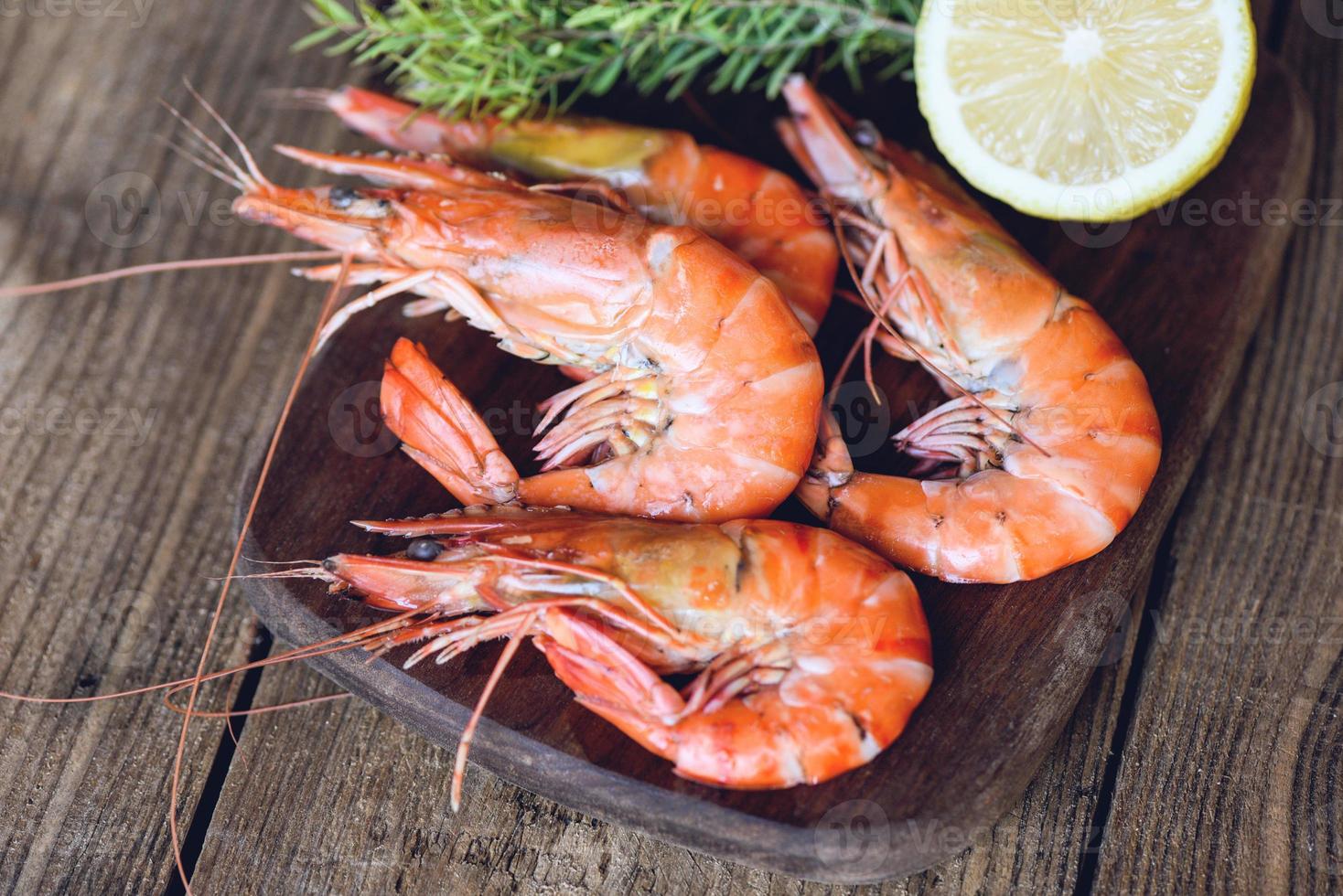 crevettes bouillies crevettes sur bois au restaurant de fruits de mer crevettes fraîches avec des ingrédients pour la cuisson des fruits de mer. photo