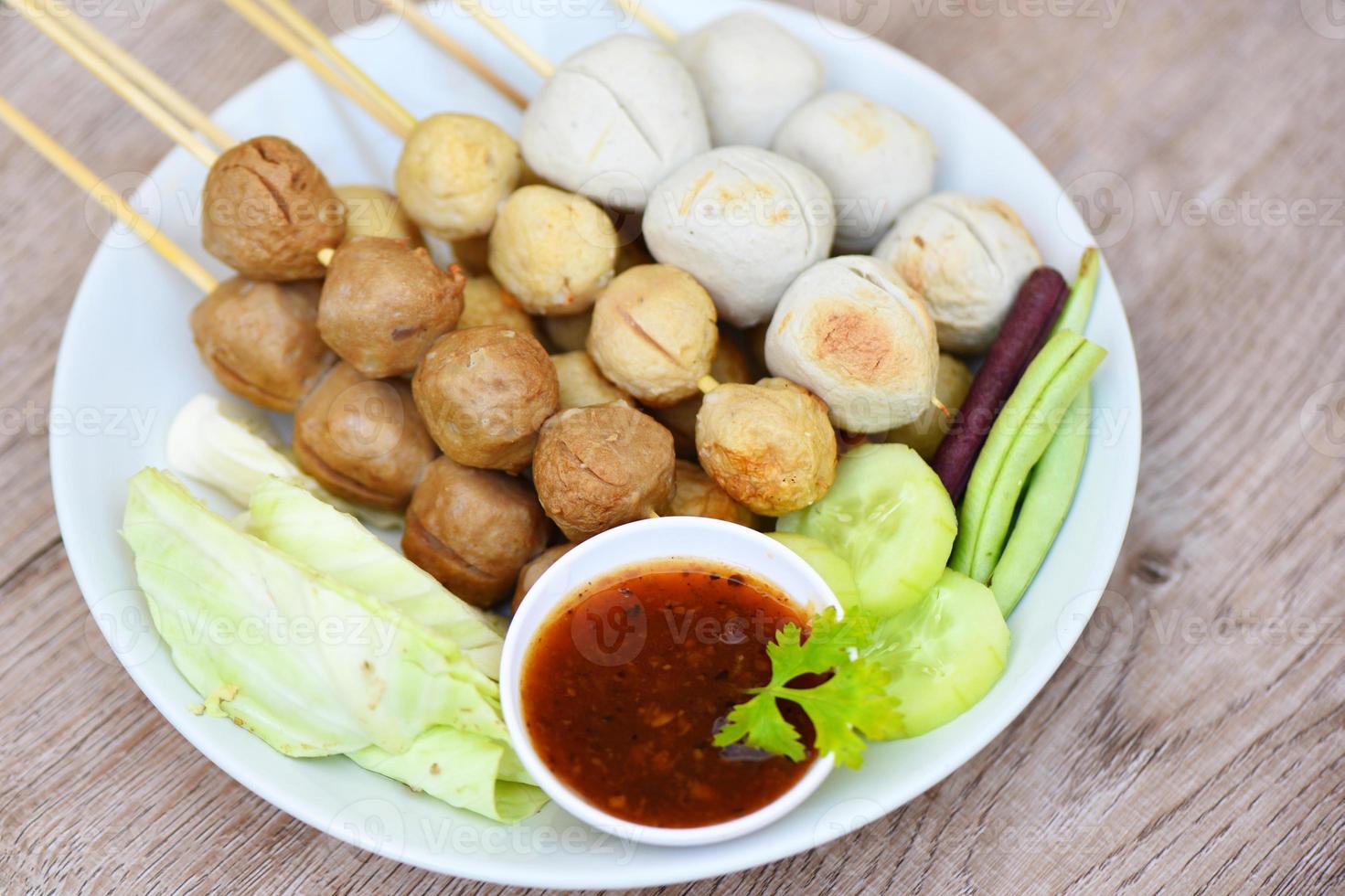 nourriture thaïlandaise asiatique boulettes de viande grillées boulette de poisson et boulette de porc avec sauce épicée, boulettes de viande sur des brochettes sur assiette blanche et légumes frais cour de chou concombre de haricots longs photo