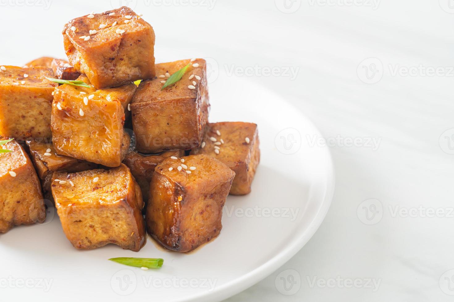tofu frit au sésame blanc et sauce teriyaki photo