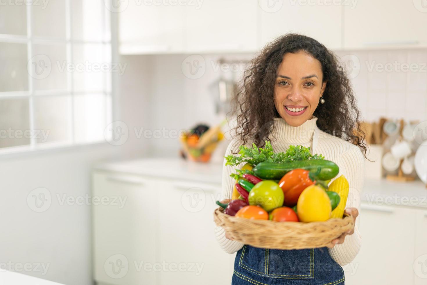 Portrait femme latine dans la cuisine photo