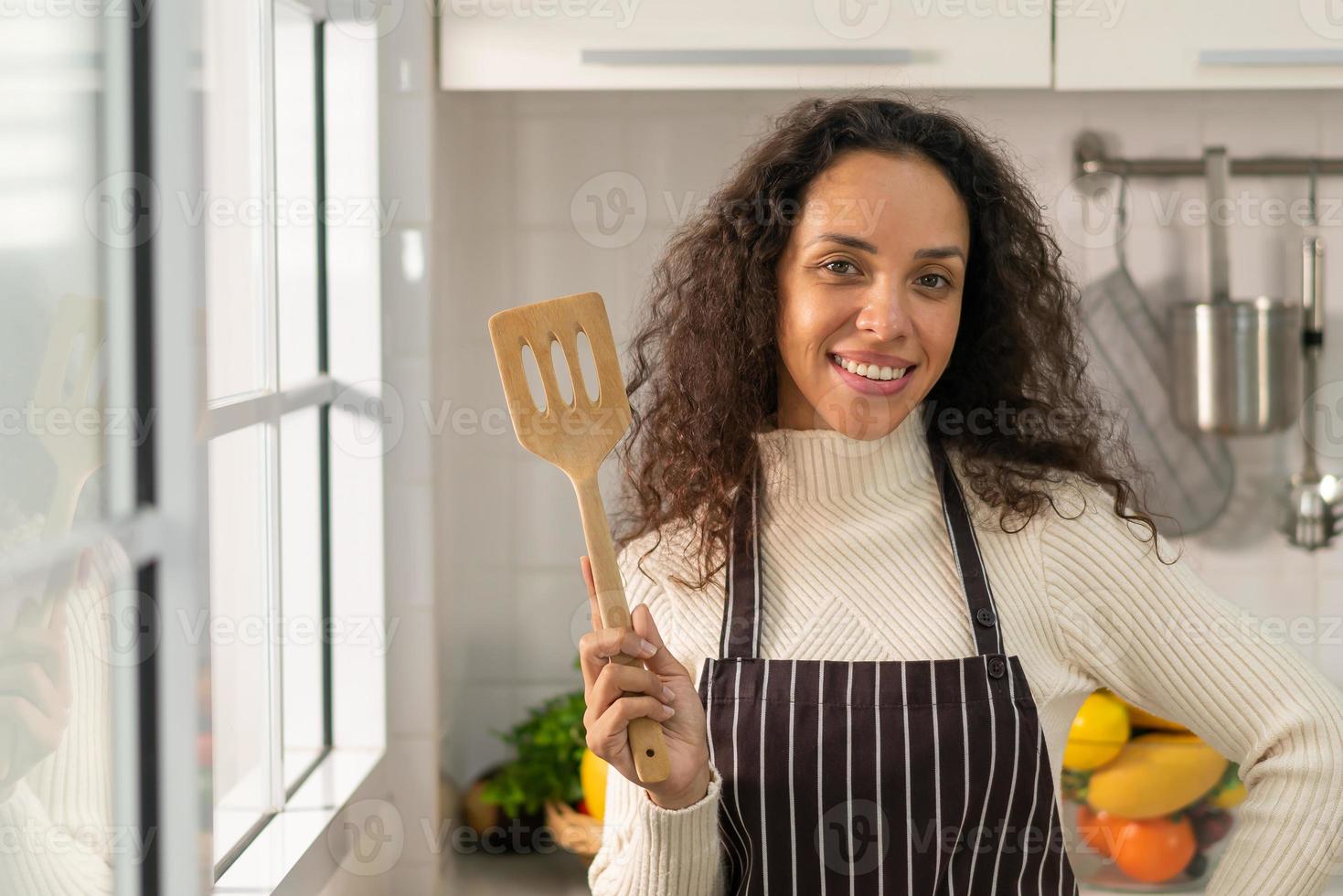Portrait femme latine dans la cuisine photo