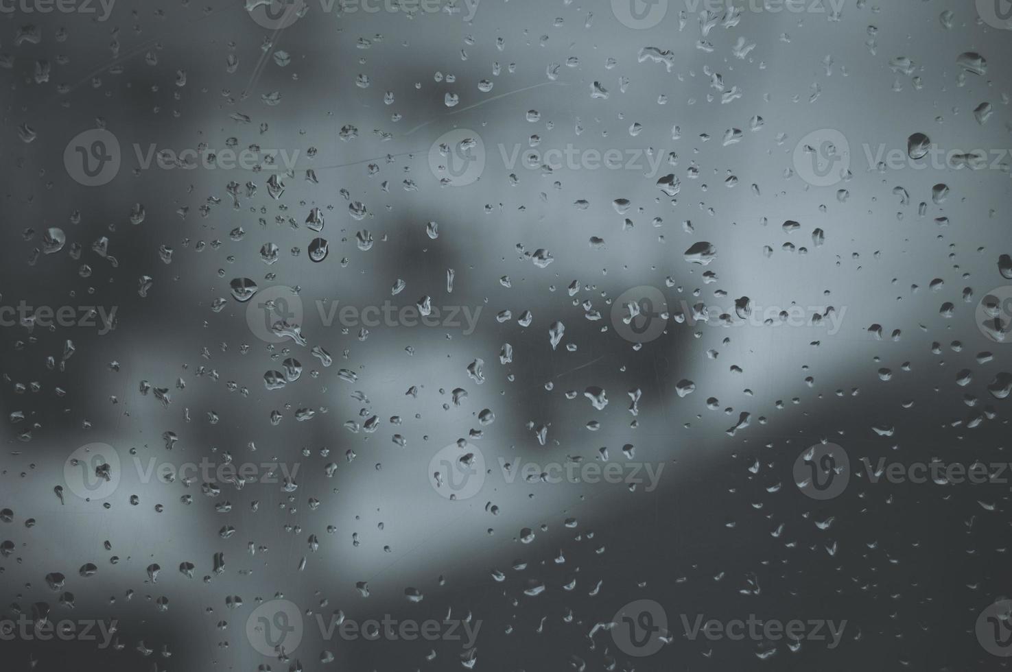 gouttes de pluie sur verre photo