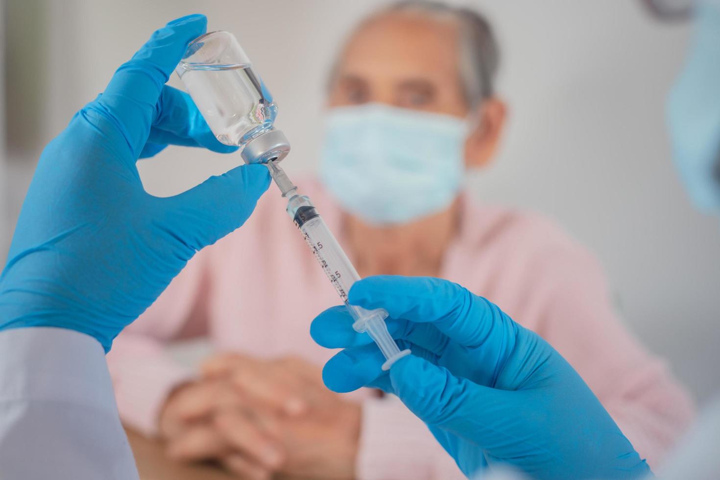 vaccination pour les personnes âgées photo