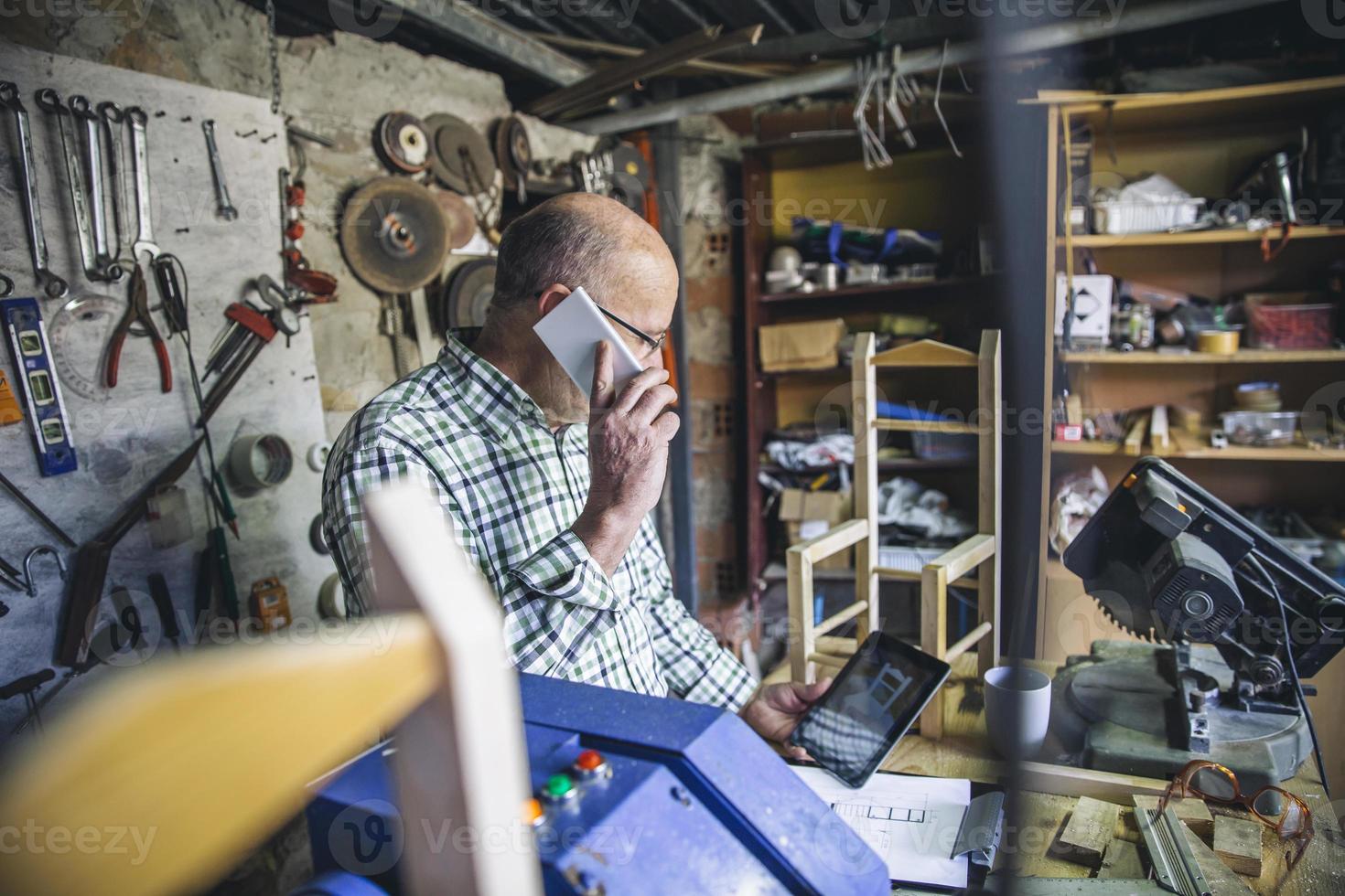 menuisier dans son atelier photo