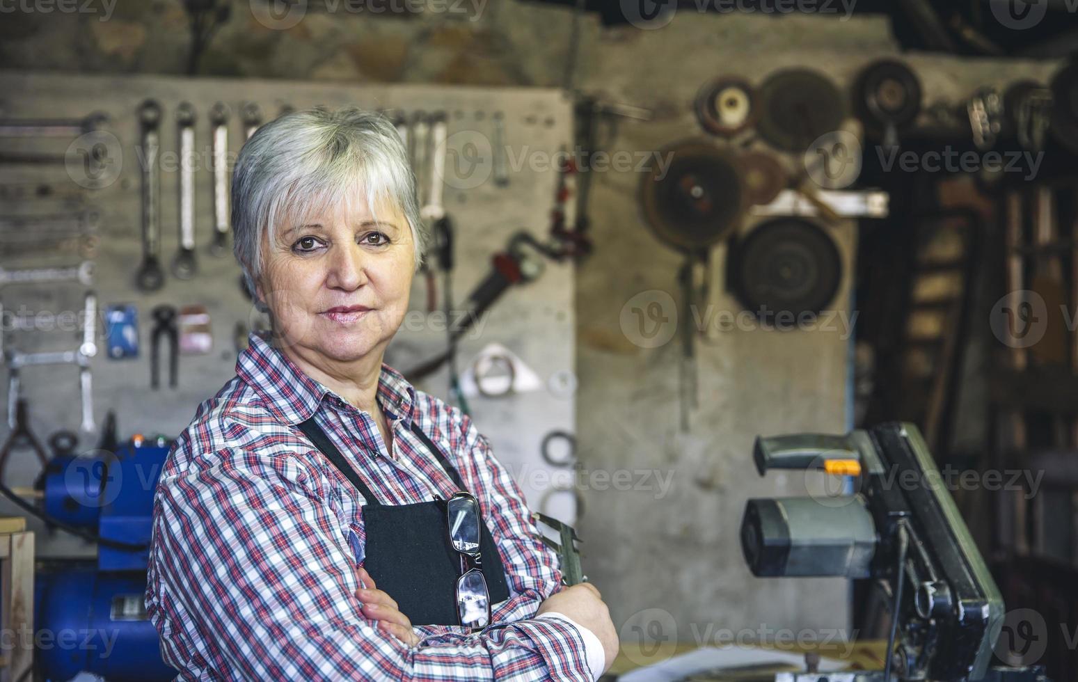 femme charpentier dans son atelier photo