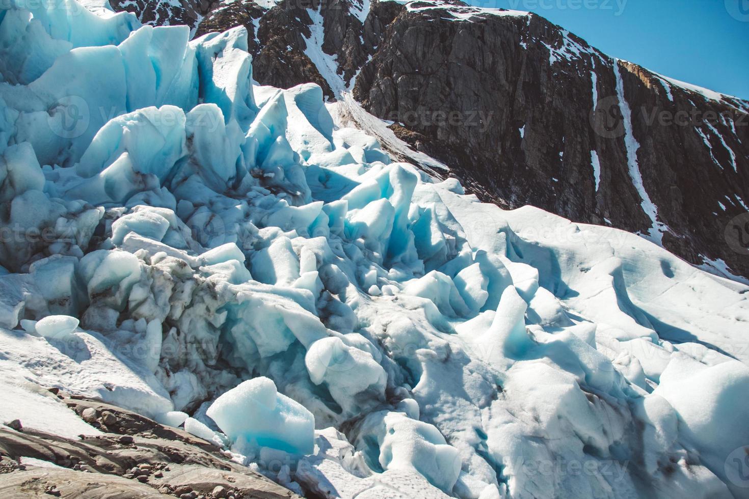 beaux paysages sur les montagnes et le paysage du glacier svartisen en norvège scandinave photo