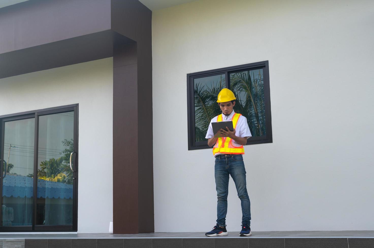 service d'ingénieur inspection sur place dans la construction de bâtiments résidentiels photo