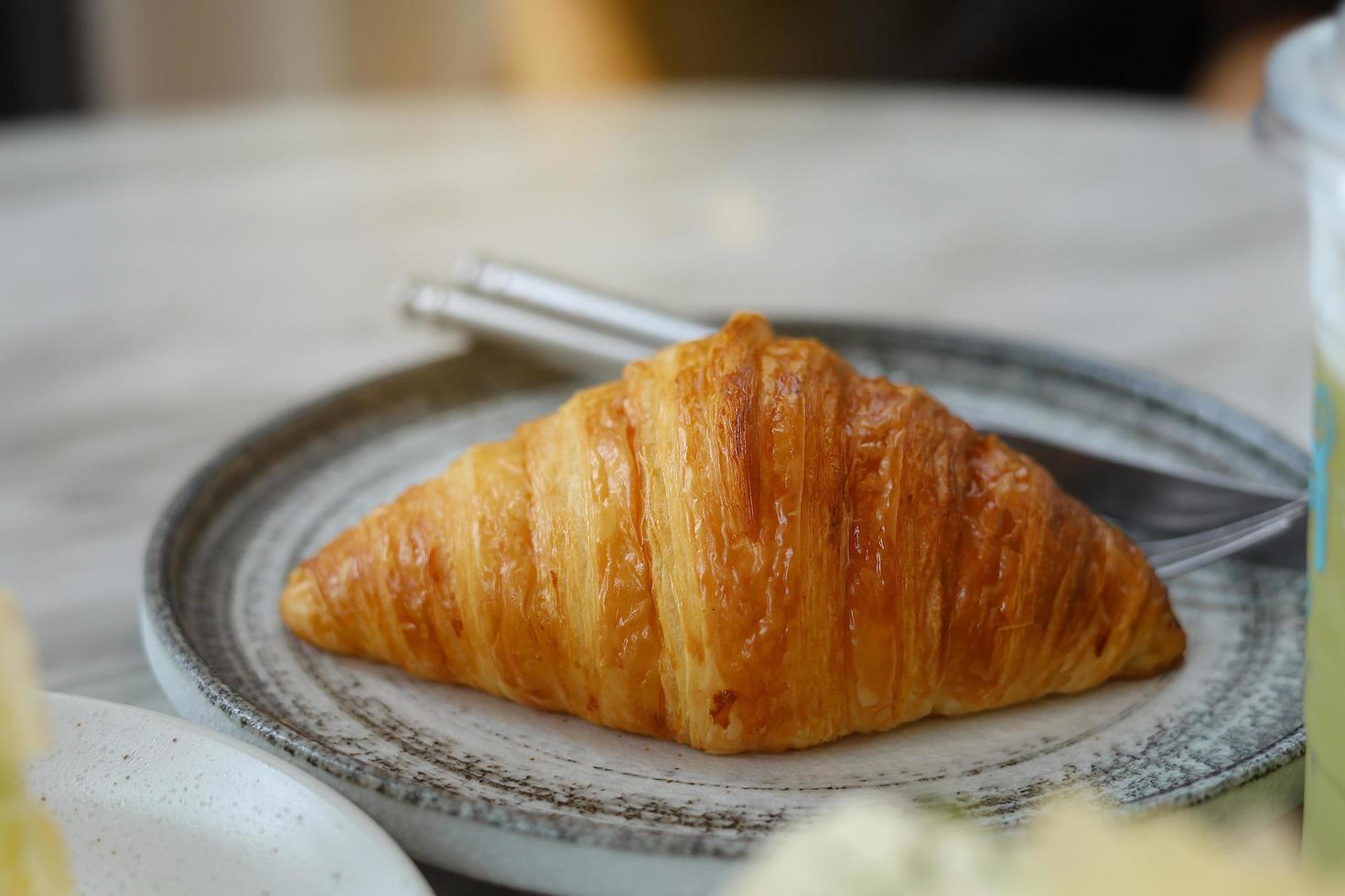 croissant fraîchement sorti du four brillant dans le café-café photo