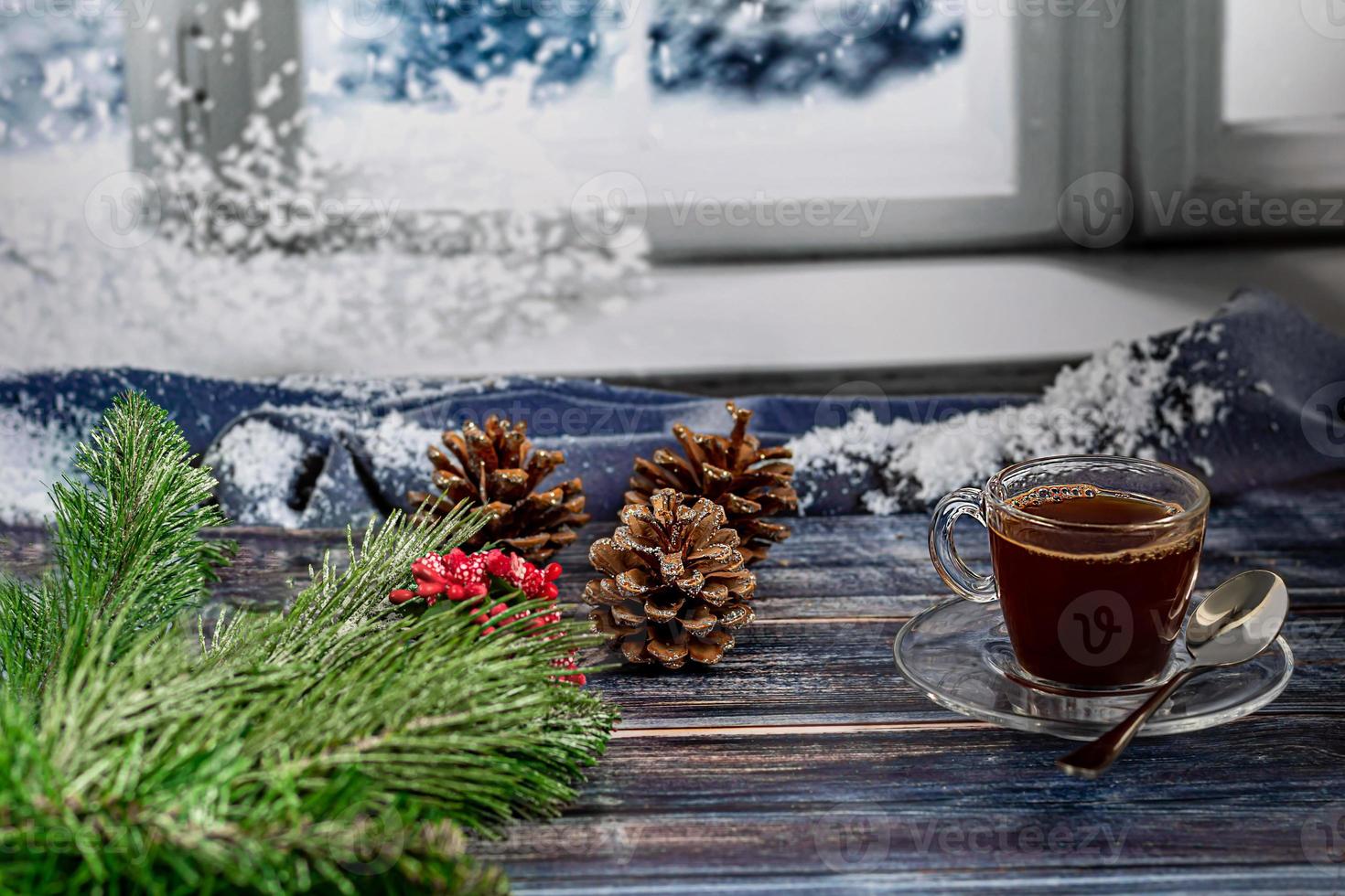 une tasse de café aromatique avec du sucre brun, des décorations de Noël, des branches d'un arbre de Noël. concept de vacances nouvel an. sur un fond en bois. photo
