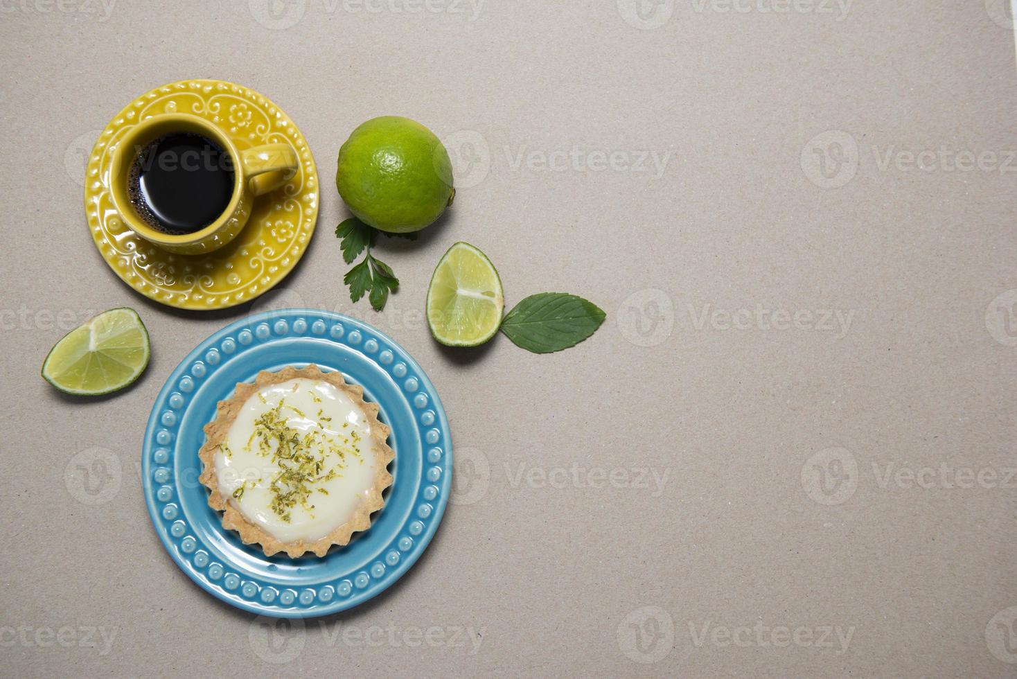 concept alimentaire citron bio maison, tartes au citron vert. photo