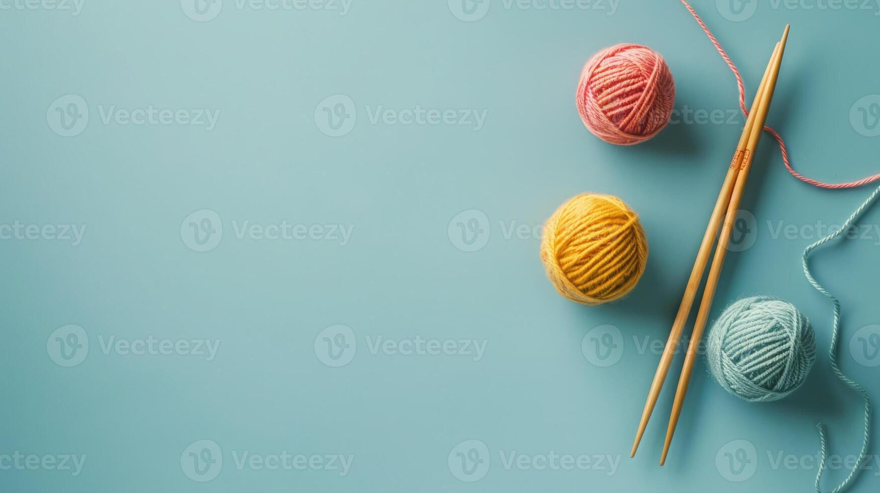 artistique paire de tricot aiguilles avec fil sur une doux bleu Contexte avec abondant fond photo