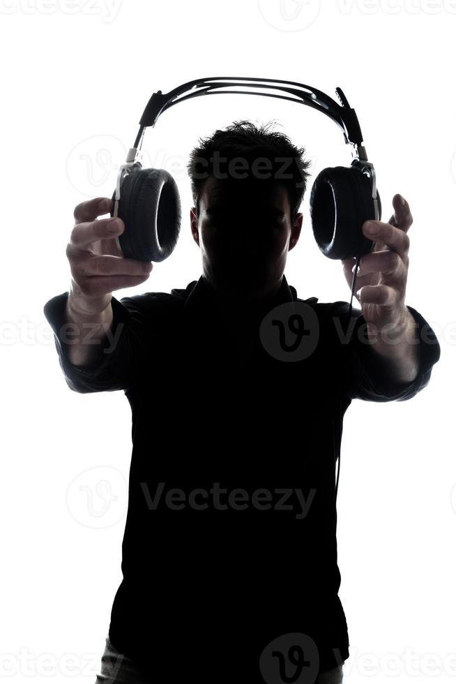 mâle en silhouette montrant des écouteurs photo
