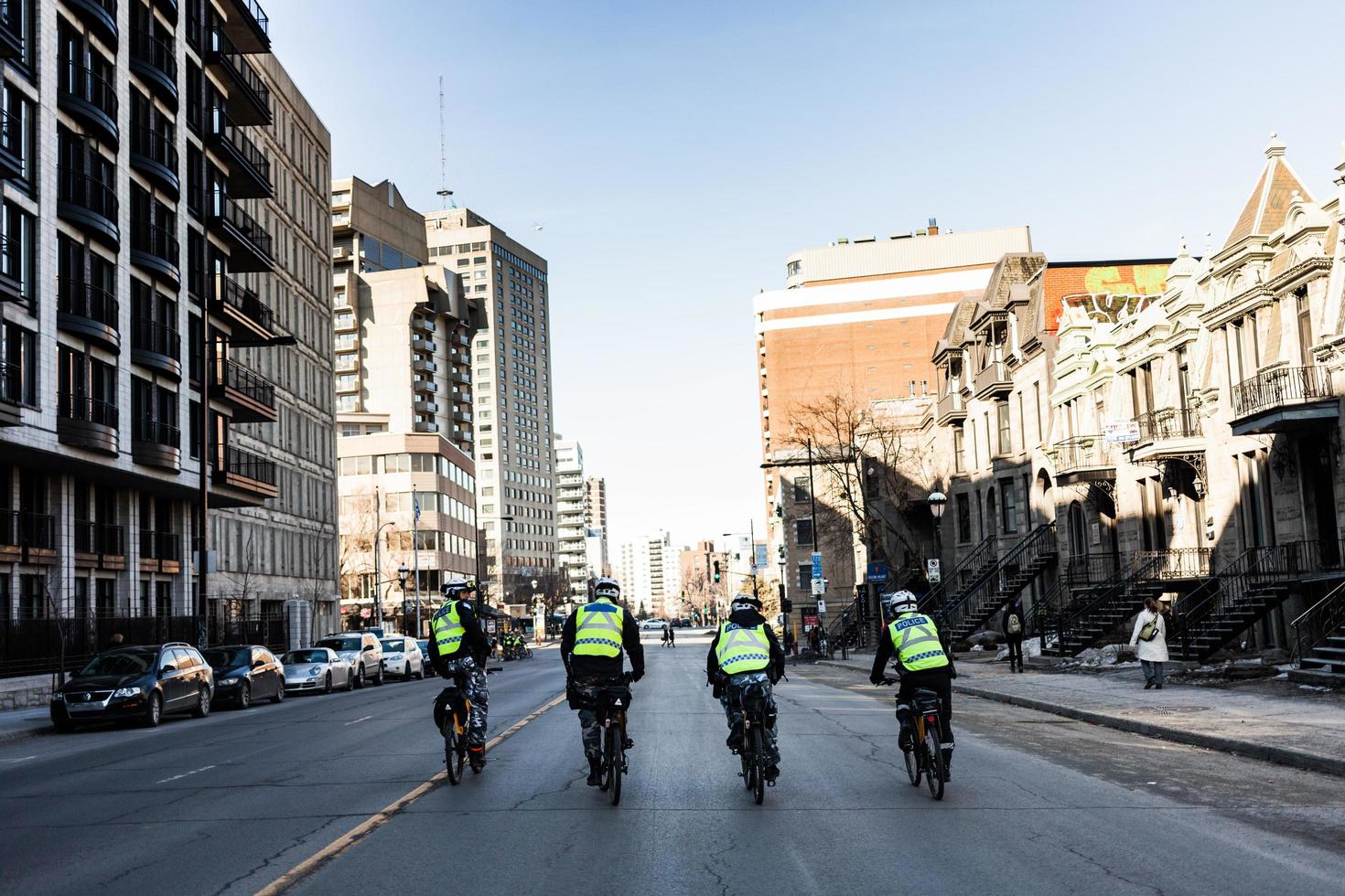 montréal, canada 02 avril 2015 - quatre flics utilisant un vélo pour un déplacement rapide et facile. photo