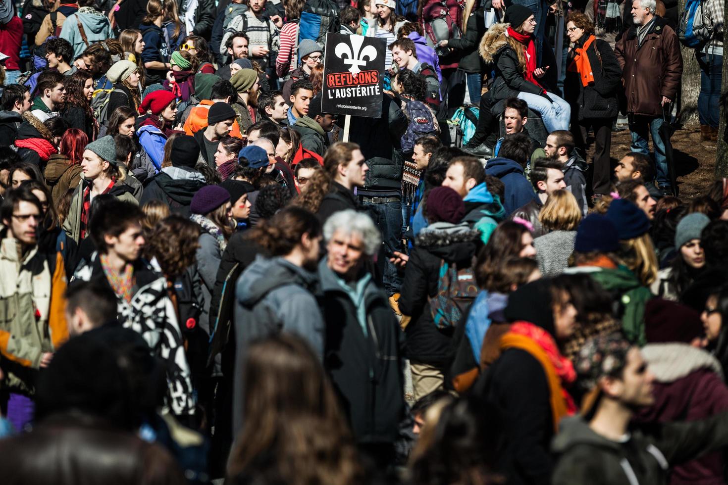 Montréal, Canada 02 avril 2015 - foule avec pancarte, drapeaux et panneaux marchant dans les rues photo