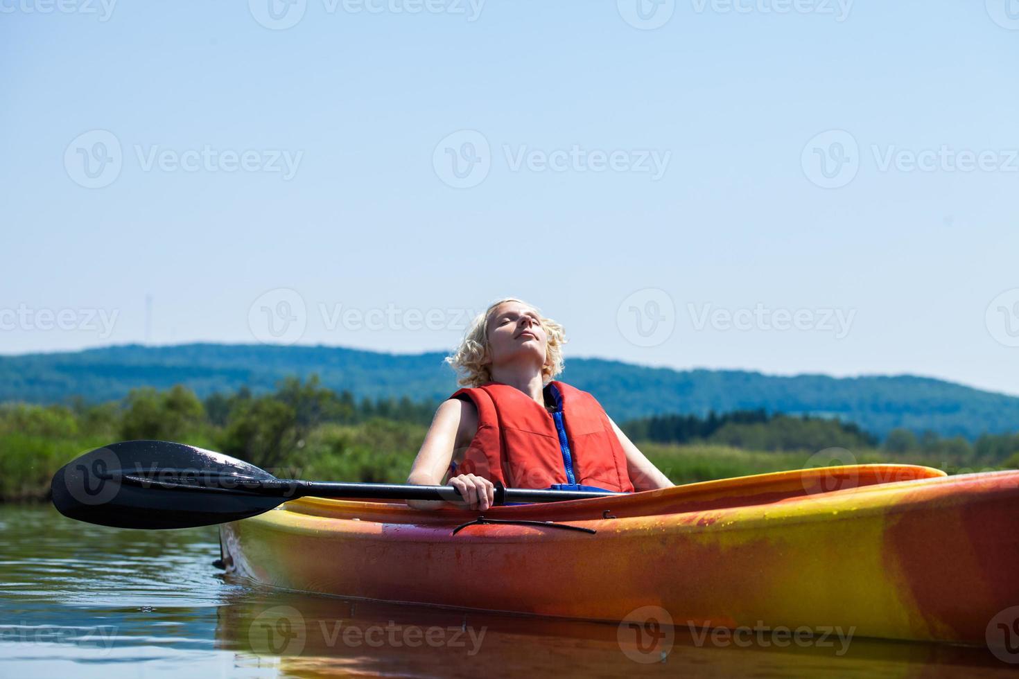 femme se détendre sur un kayak et profiter de sa vie photo