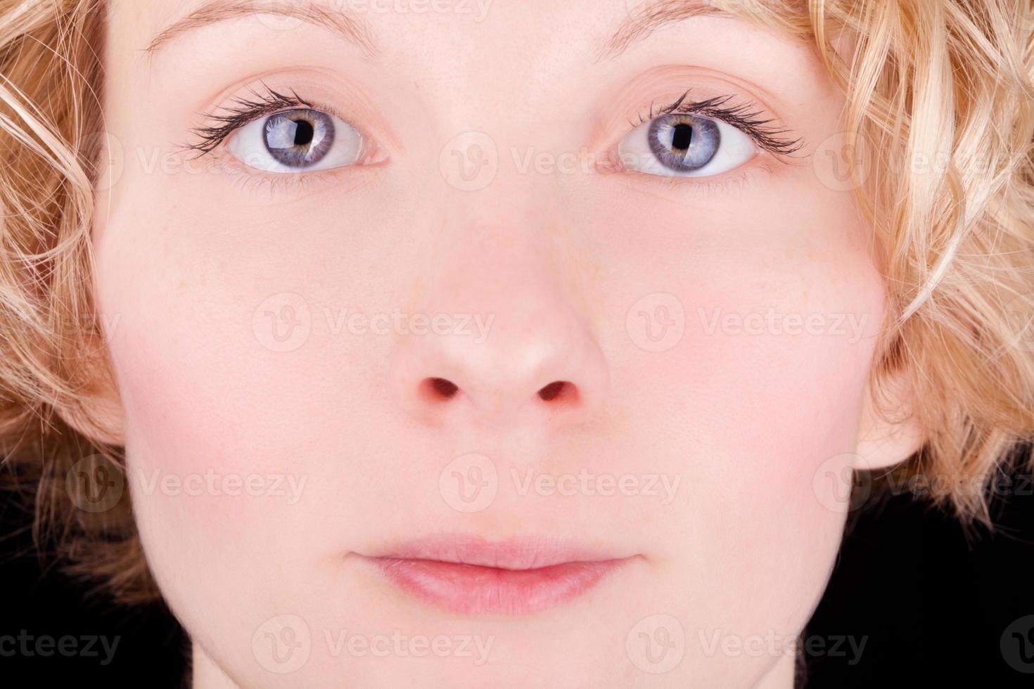 visage de jolie fille blonde aux yeux bleus photo