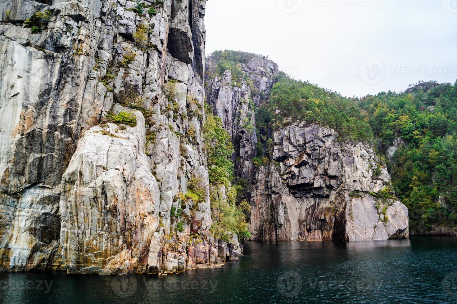 formation rocheuse dans le lysefjord avec la célèbre cascade hengjanefossen photo