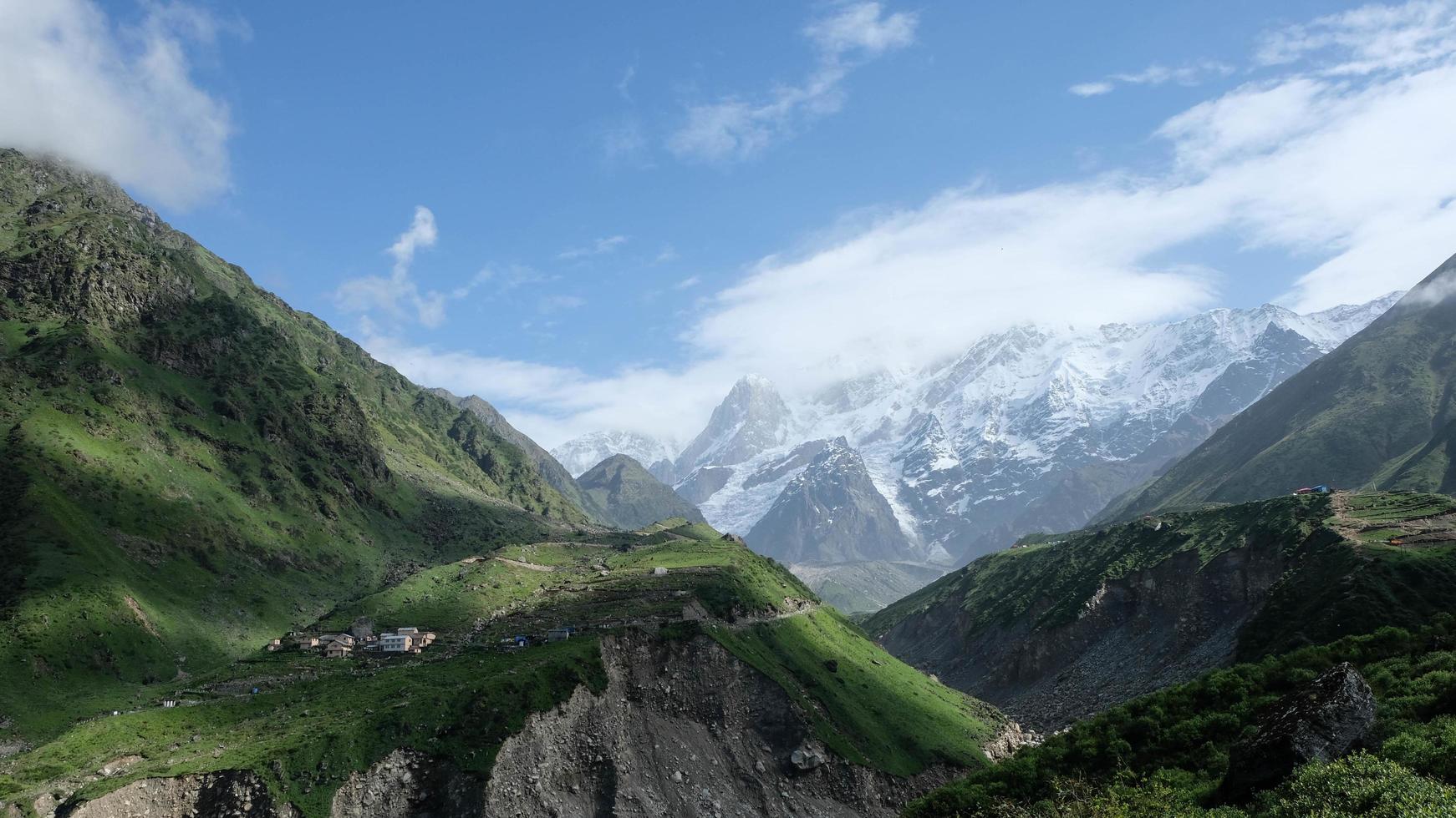 sommets enneigés de la chaîne de montagnes kedar photo