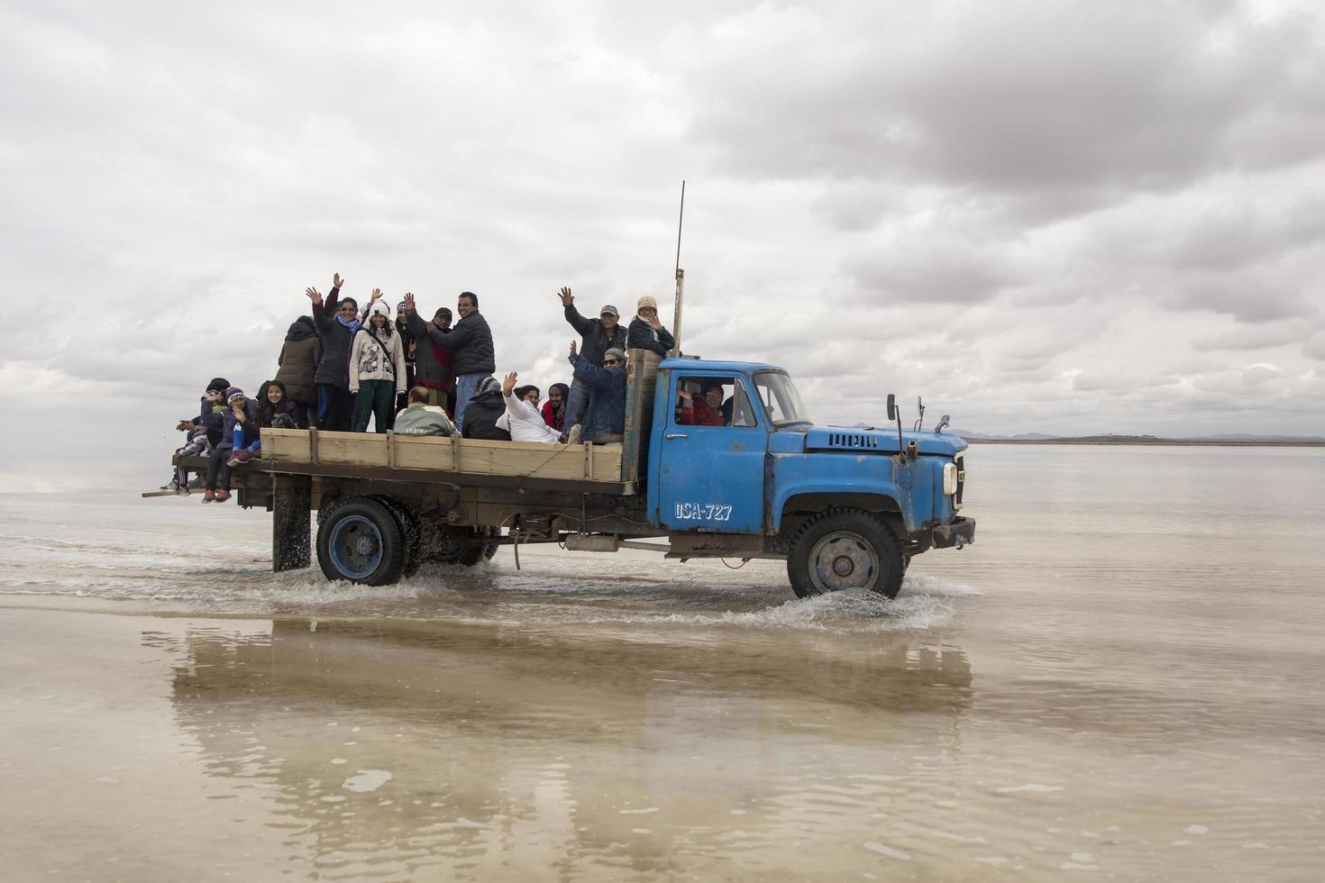 Salar de uyuni, bolivie, 13 jan 2018 - personnes sur un camion photo