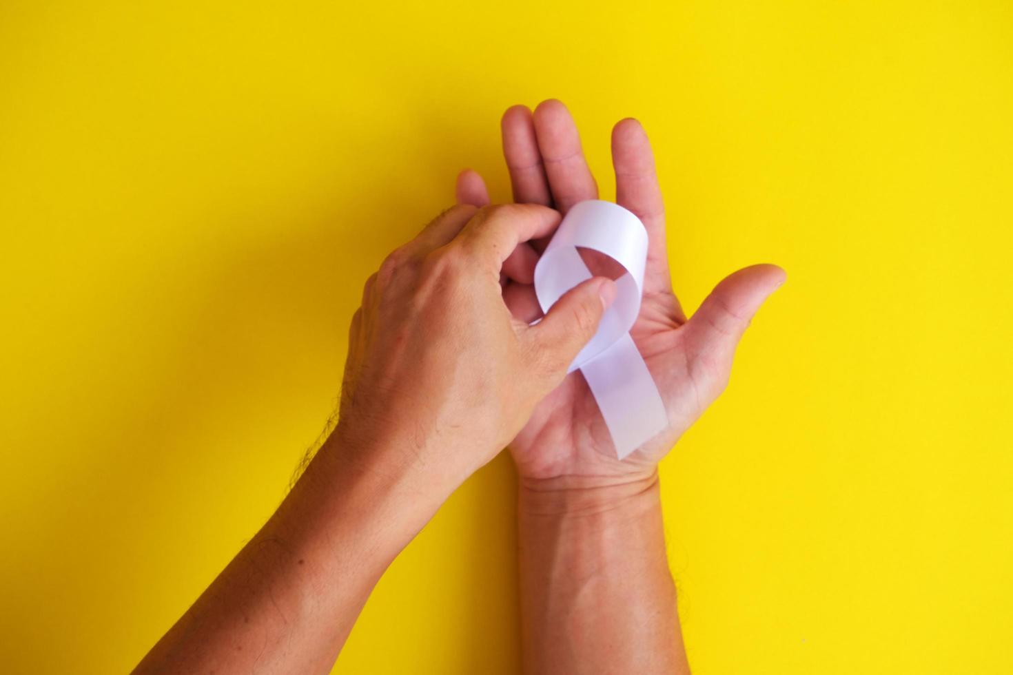 le sujet des soins de santé avec la journée mondiale du cancer est un ruban, qui est un symbole mondial du vih et aide à la sensibilisation. photo